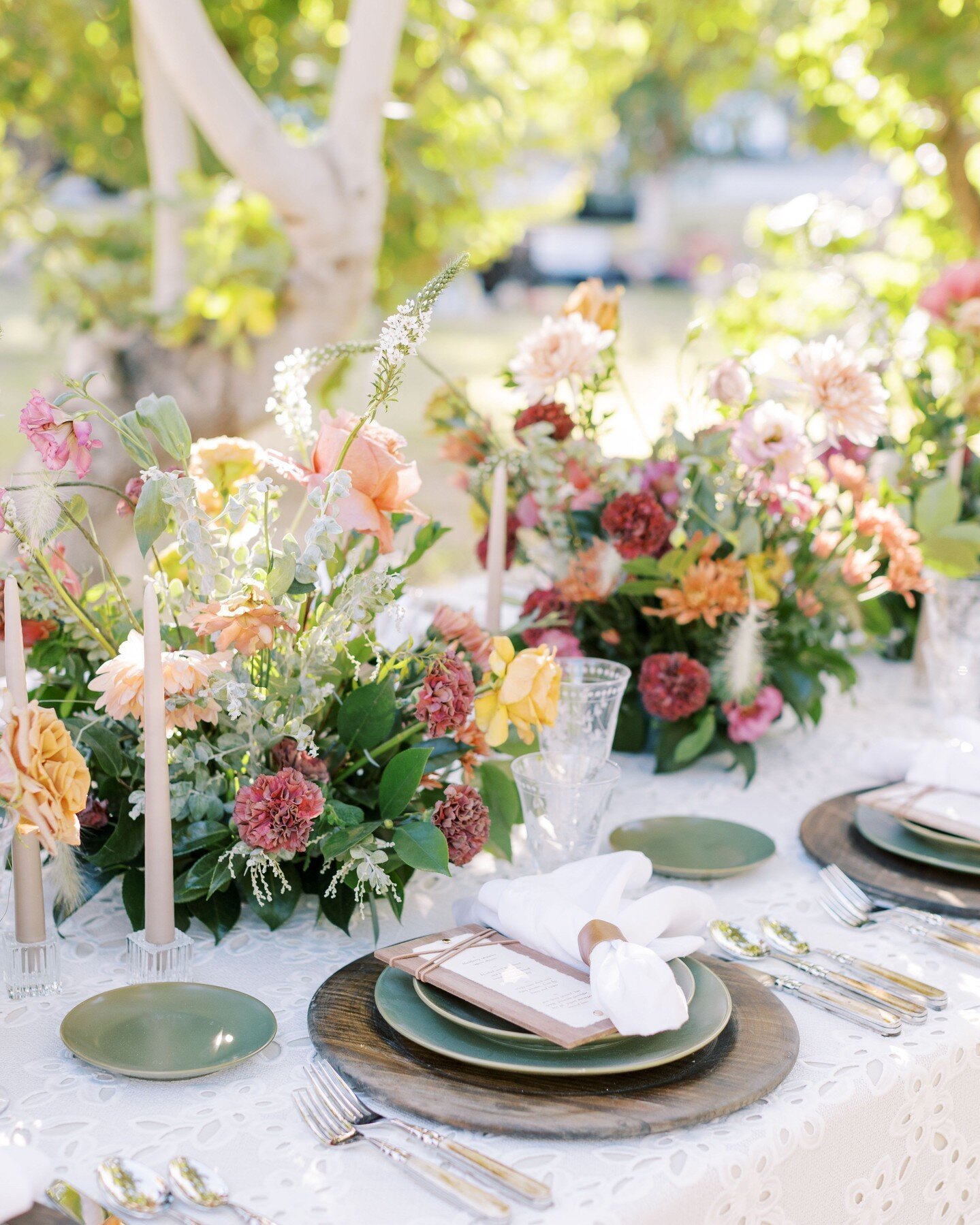 A magical dinner al fresco in the grove of trees at Greengale Farms with all the best details! Add this spot to your list of venue tours for your Las Vegas Wedding!

Planner &amp; Designer: @ashleycreative 
Photographer: @shaunaandjordon 
Venue: @gre