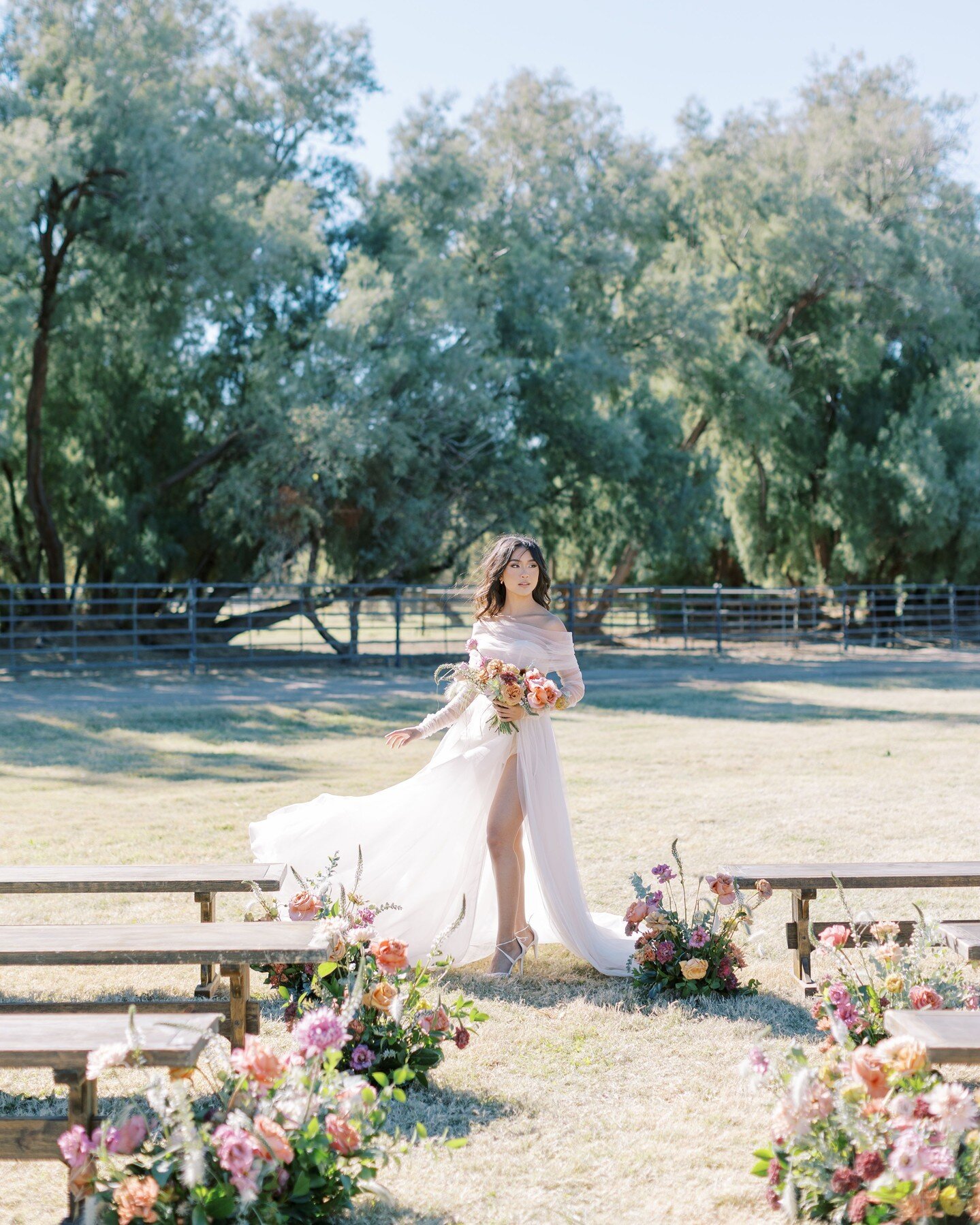 A simple and natural setting with colorful florals to add a pop of color! Perfect for an intimate wedding 🌸

Planner &amp; Designer: @ashleycreative 
Photographer: @shaunaandjordon 
Venue: @greengalefarms Stylist: @silkandstylebridal 
Wedding Dress: