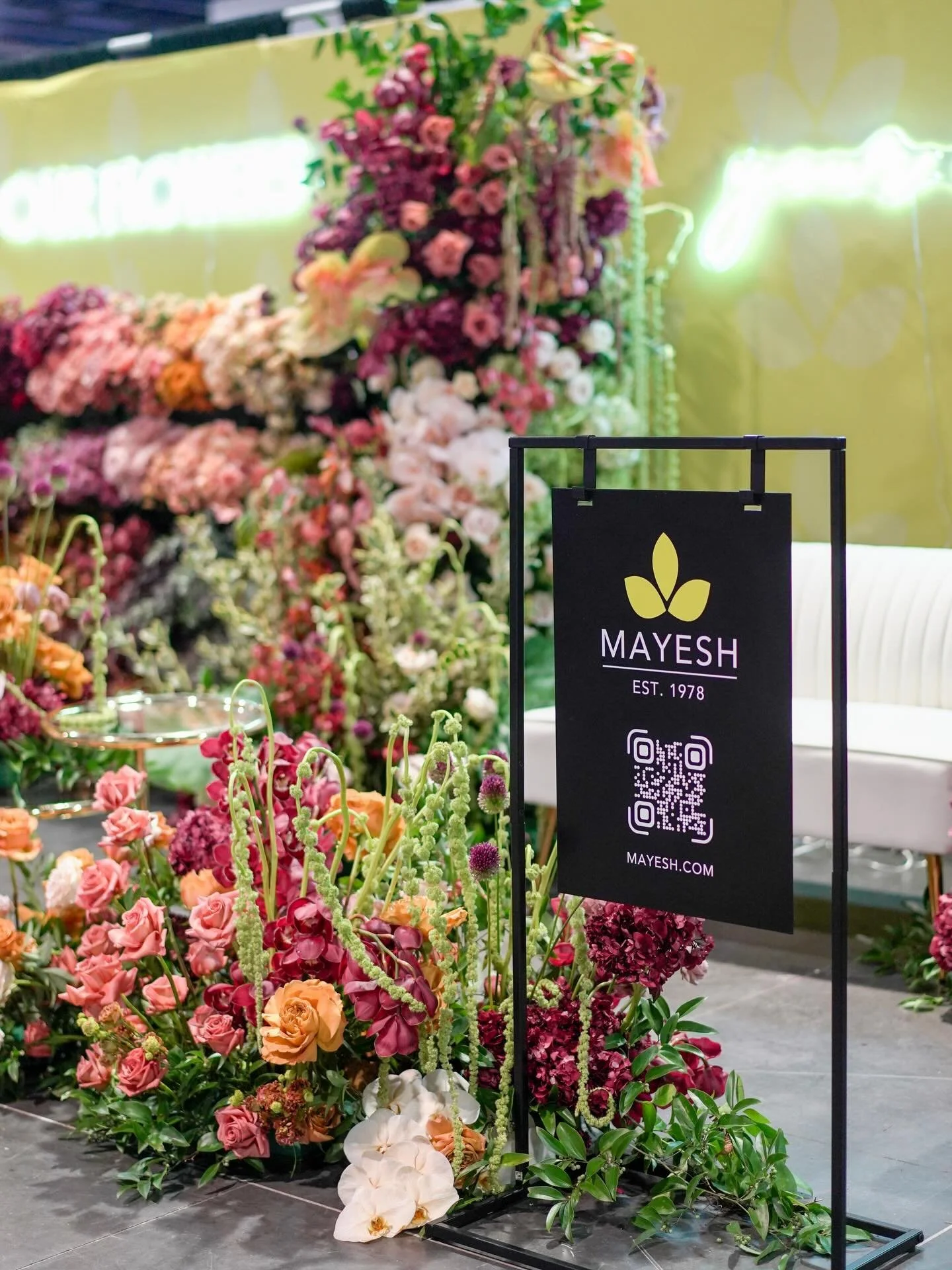 When we use @mayeshwholesale florals, our magic comes to life ✨ We loved creating do @theweddingmba and can&rsquo;t wait to do it again. 

@mayeshlasvegas 

#conventionflorals #lasvegasflorist #eventflorals