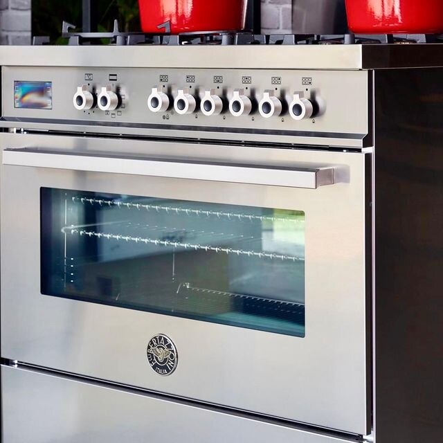 Hello lovely! Everything you need in a cooker, you will find in the Bertazzoni Professional Series 90cm range cooker. This beauty features 6-burners in brass including a dual-ring power burner. Available in both electric and gas oven, you get 11 func