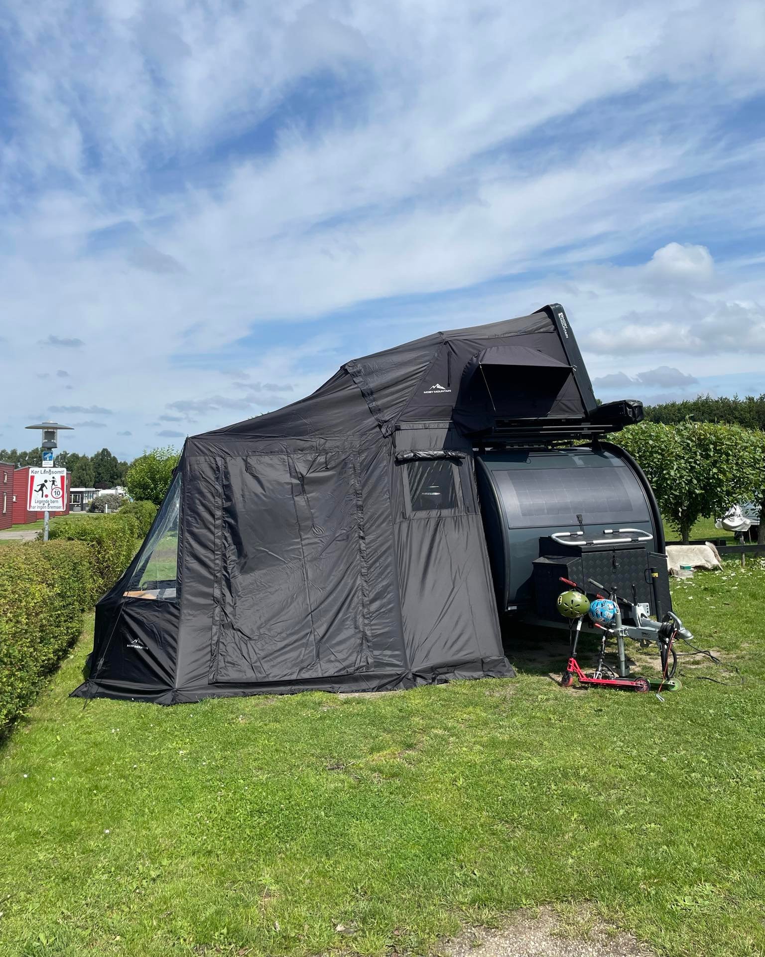 Har du Moby Mountain Peak XXL taktelt fra 2023? Ikke la denne sjansen g&aring; fra deg!😎

Vi har gjenv&aelig;rende 5 stk fortelt som er unikt tilpasset Hero Camper i h&oslash;yde, slik at du vil f&aring; det like hyggelig som familien under. Helt ut