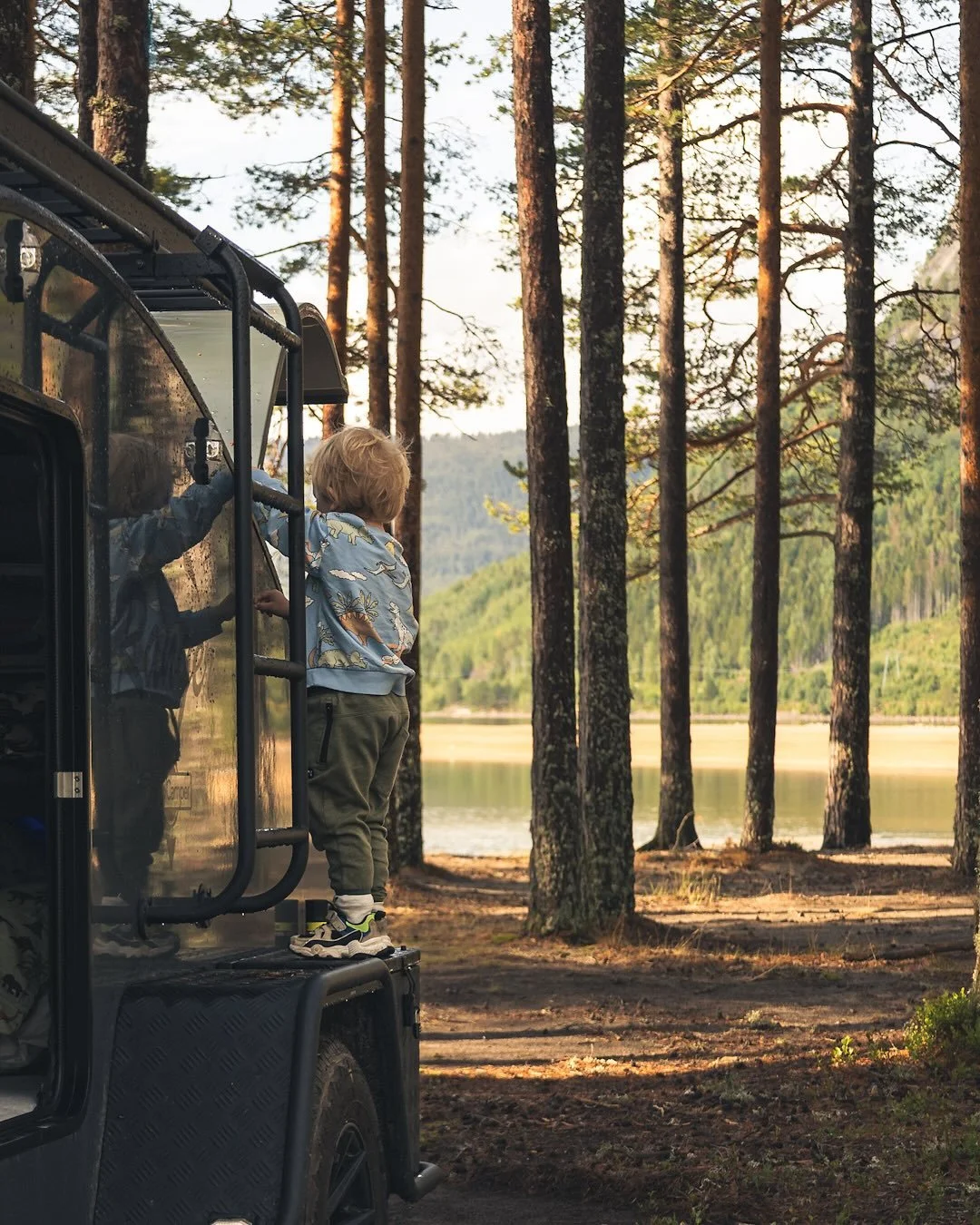 Hero Camper er hjemmet, skogen er lekeplassen, og sj&oslash;en ligger der som et stille l&oslash;fte om nye eventyr. For ham er dette frihet, p&aring; sm&aring; f&oslash;tter! 😊

#opplevelser #liveterbestute #ferieinorge #skog #familie #fiske #reise