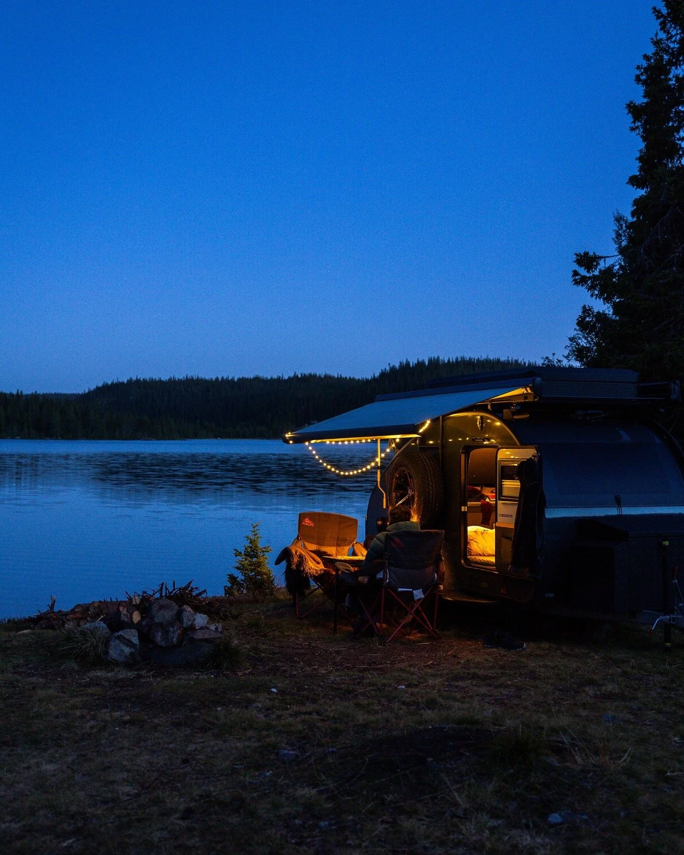 Nyt friluftslivet med ditt beste selskap. N&aelig;rheten til naturen og skogens ro gir en enest&aring;ende f&oslash;lelse. 

Skap dine egne unike eventyr! ☺️❤️

📸@magste

 #opplevelser #natur #skog #reise #familie #liveterbestute #ferieinorge #fiske