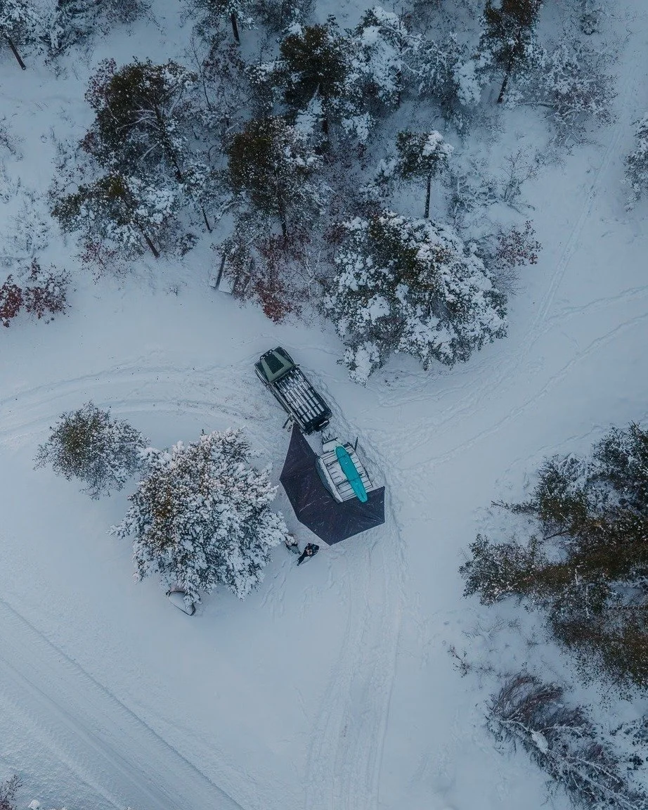 Se hvilken dekning og `t&oslash;rrsone` du f&aring;r med Bushwakka 270? En hel langside + kj&oslash;kkenet i ett! 🤓 En verdifull oppgradering..

Og med Hero Camper kan du reise &aring;ret rundt. Magisk? 

 #herocamper #reise #skog #opplevelser #natu