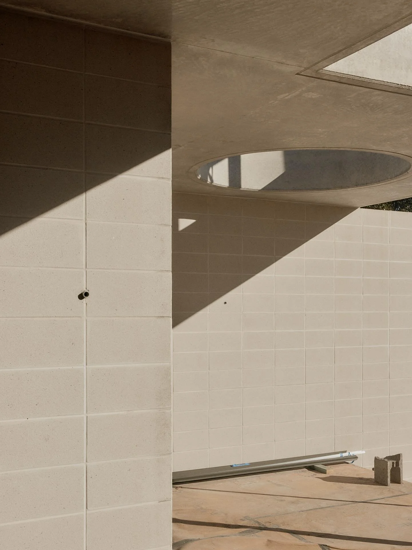More progress photos of Pavilion House in Austinmer. 

Beautiful work by @greenstonehomes 

More info at danetaylor.net

Photos by @danielmulheran