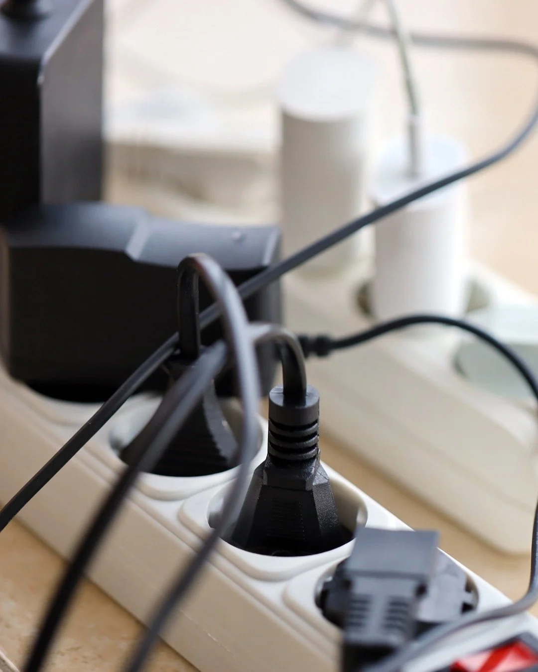 Summer + Christmas = lights, fans, fridges, and all the extra appliances running at once&hellip; which means it&rsquo;s way easier to overload your power points ⚡

A few quick tips to keep your home safe this season:
🔌 Avoid stacking multiple high-p