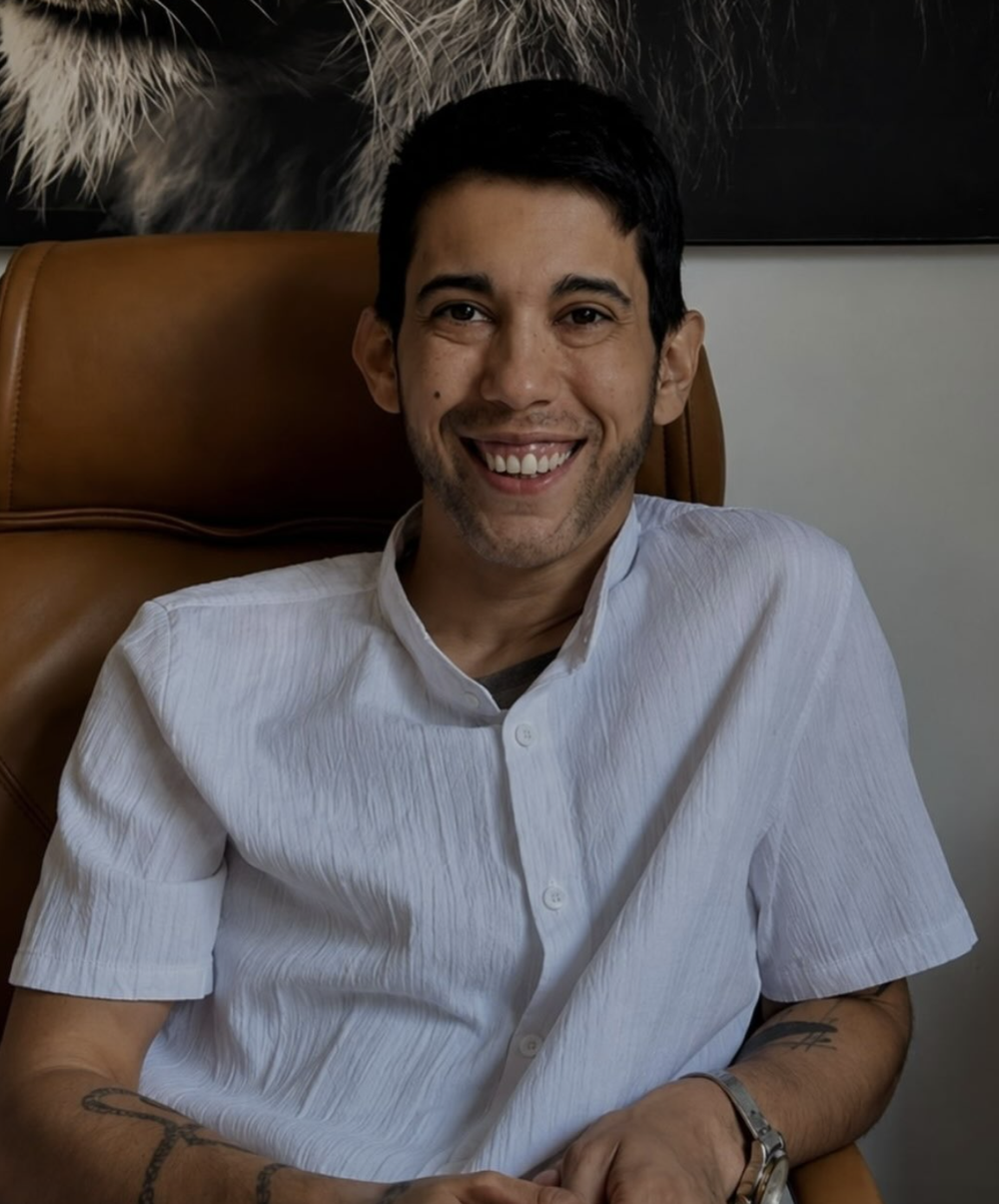 Portrait d'Anton Ebeling, magnétiseur à Aix-en-Provence, souriant dans son fauteuil devant un tableau de lion