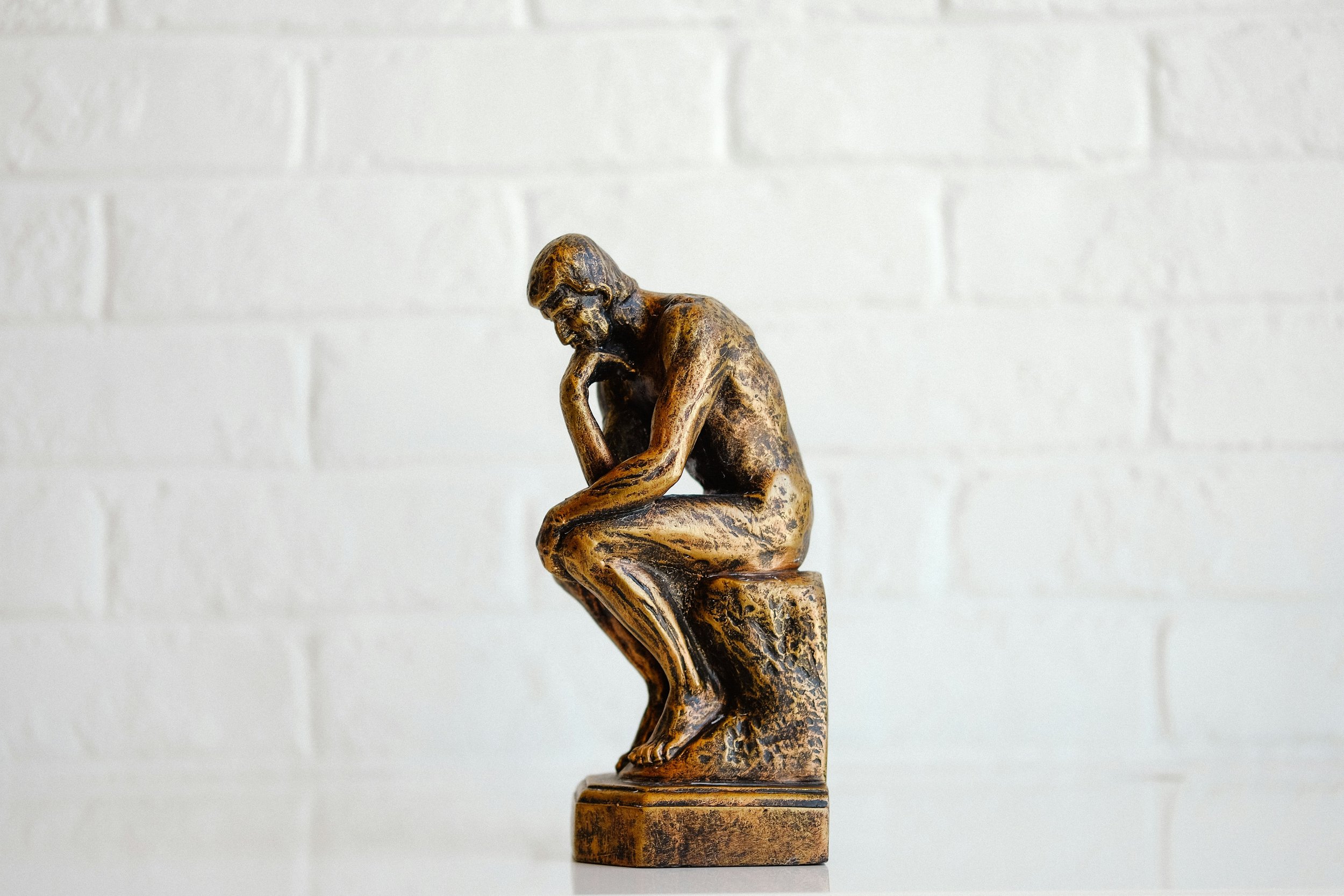 Introvert die nadenkt over werk
