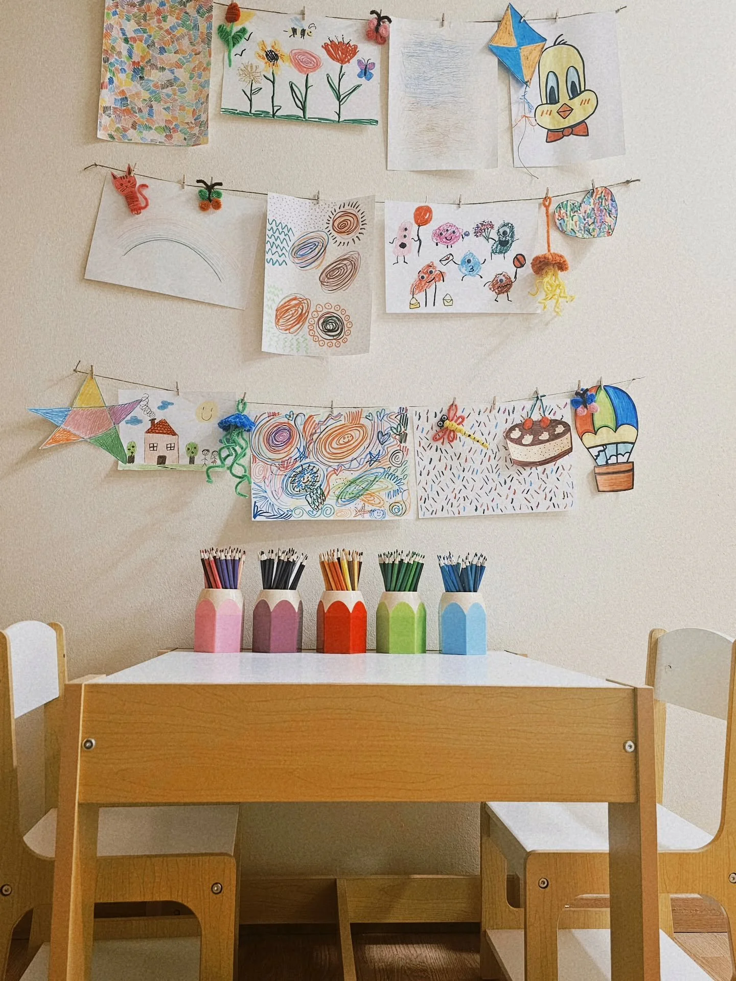 A small table for big imaginations! Serious art happens here 🎨🖍❤️