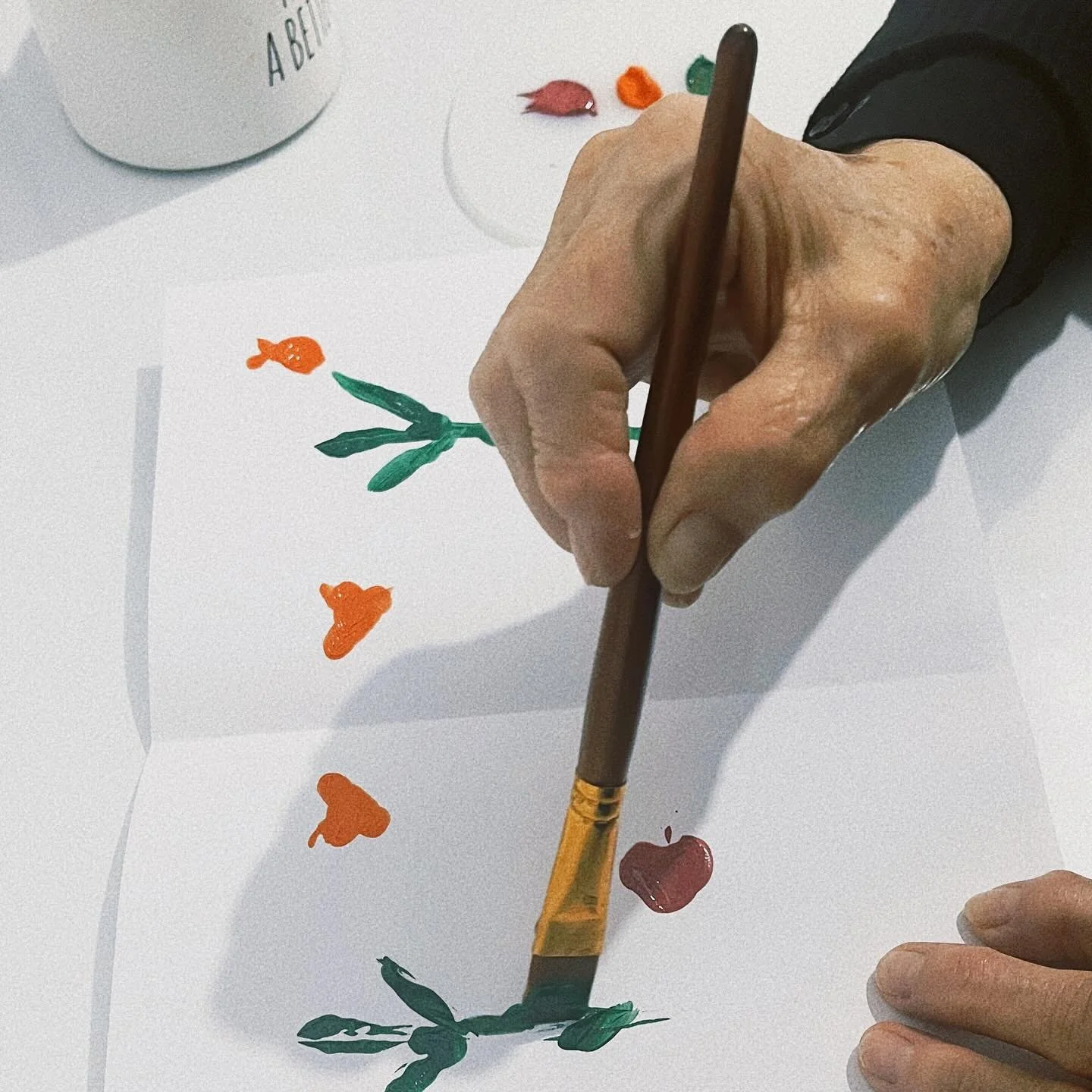 Art therapy has been proven to help reduce feelings of depression, stress, and anxiety in all age groups but is especially helpful for seniors as it can help them divert their focus and free time to something productive 🎨