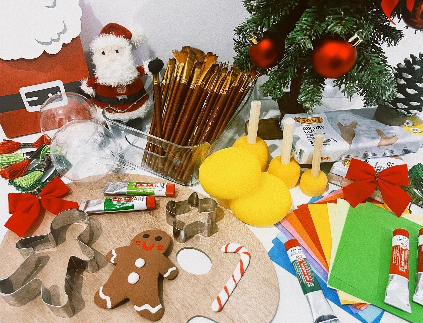 Looking for a fun and creative way to celebrate the holiday spirit? Look no further than our Christmas Crafts online class ❤️

This class is open to all skill levels.

Join us as we journey into a world of festive creativity, where you'll learn how t