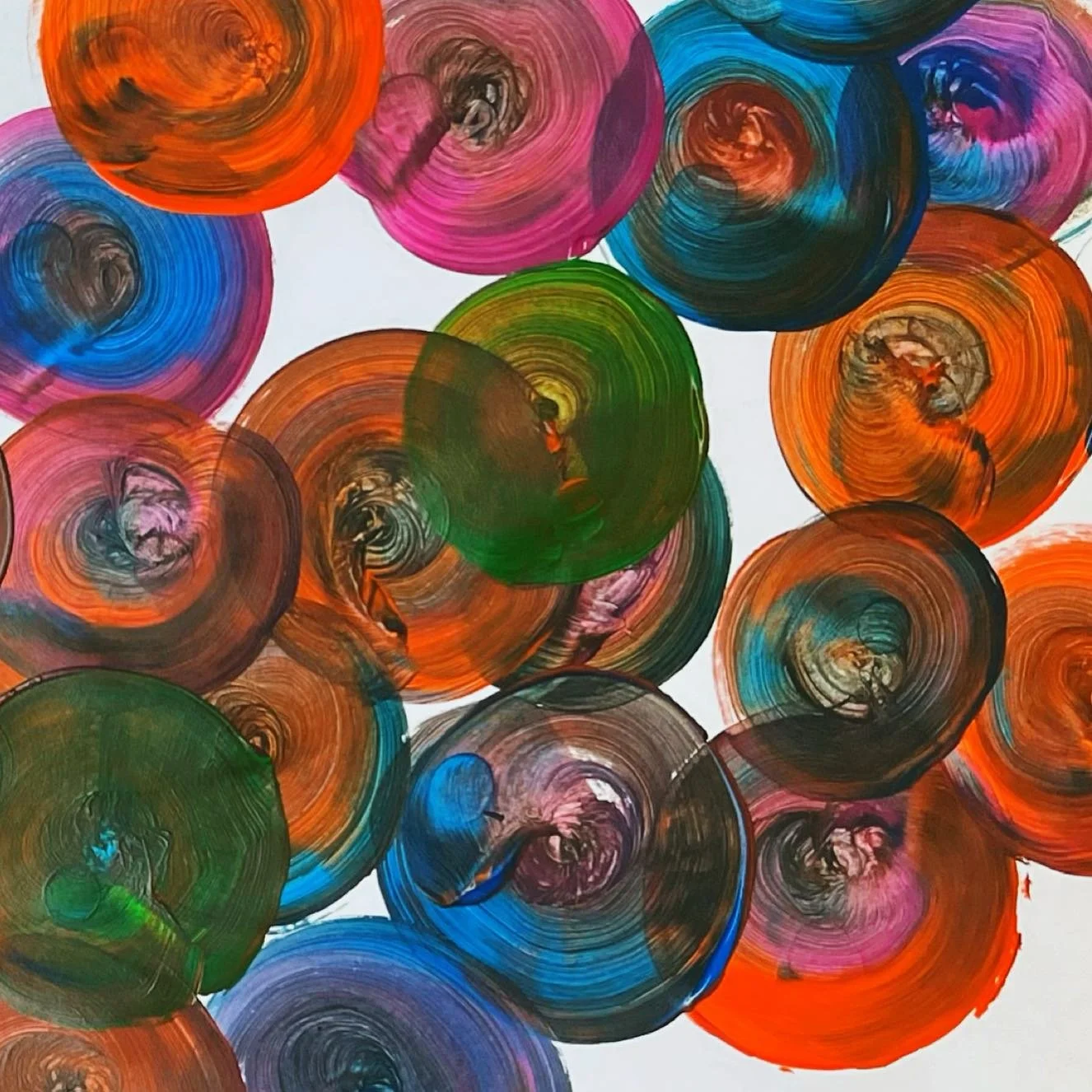 When life gets chaotic, retreat to your canvas and start painting circles. It can feel like a calming therapy session 🎨