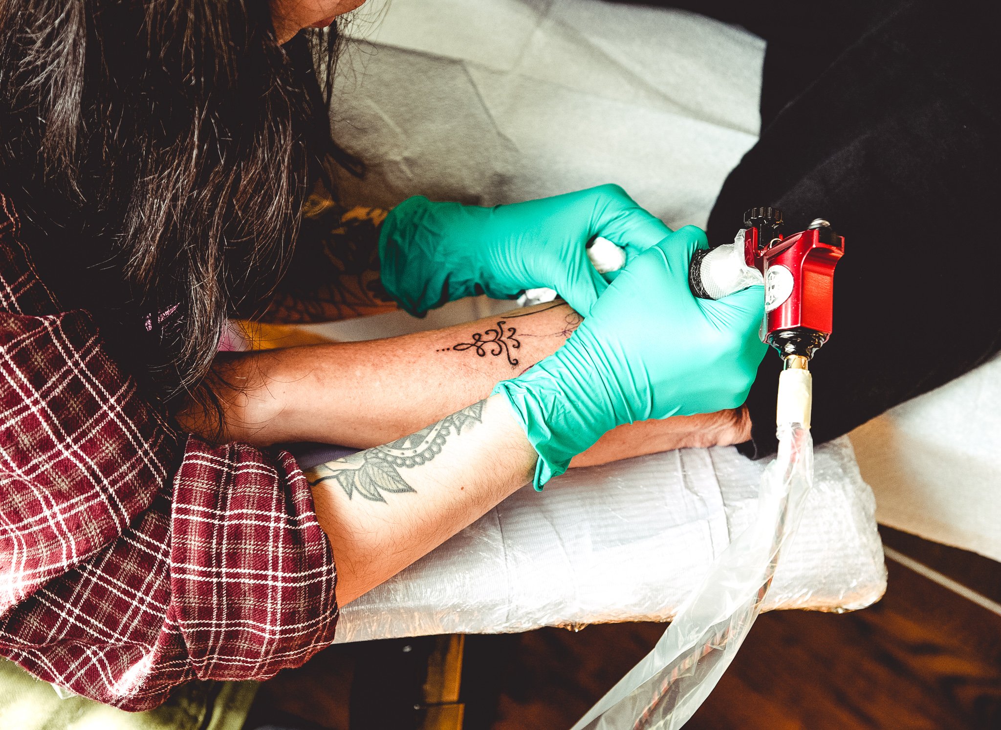 Tattooing the arm - vegan tattoo aftercare