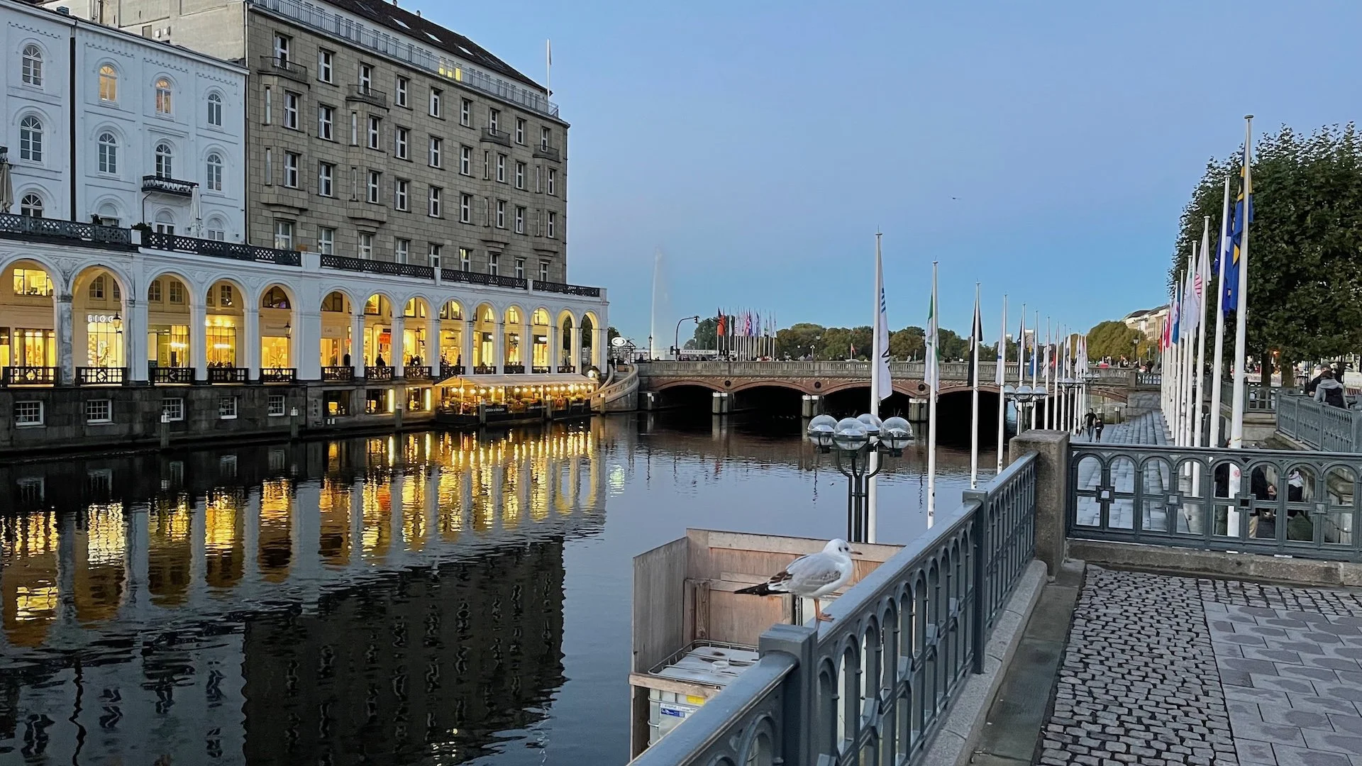 Alsterarkaden in Hamburg in der Abenddämmerung, Ort der persönlichen Termine im Signature-Mandat