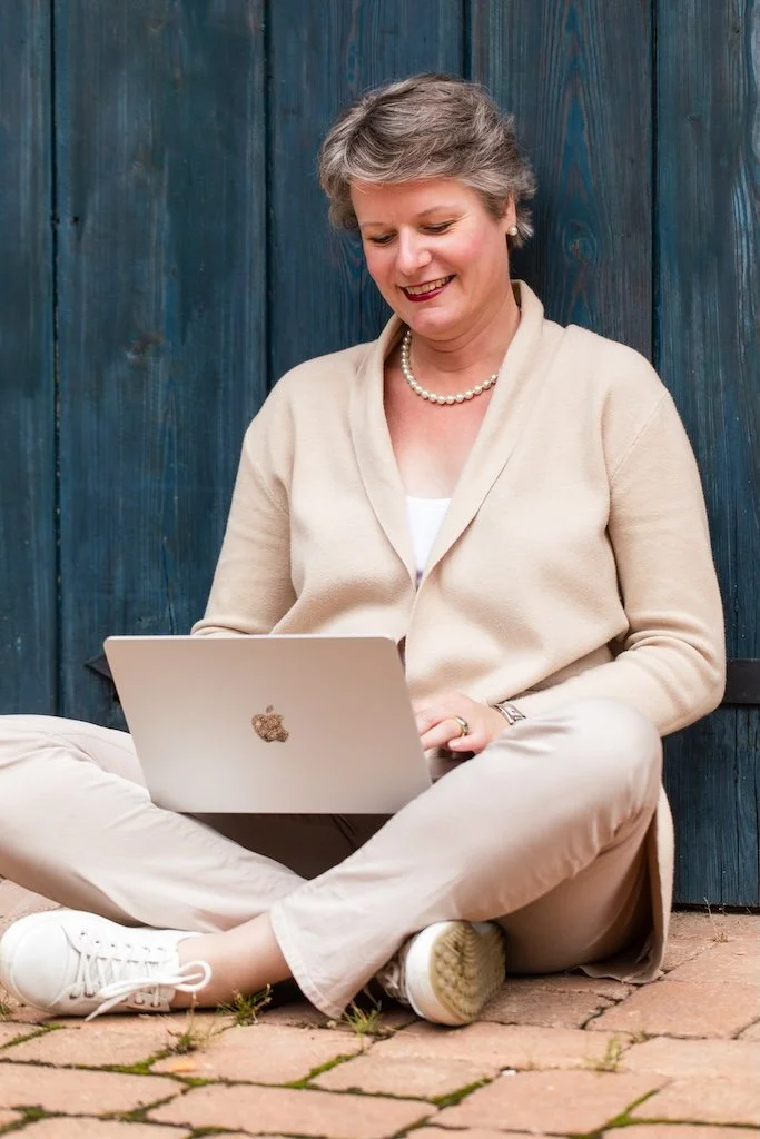 Lydia schreibt auf ihrem Laptop. Schreib mir eine Nachricht.