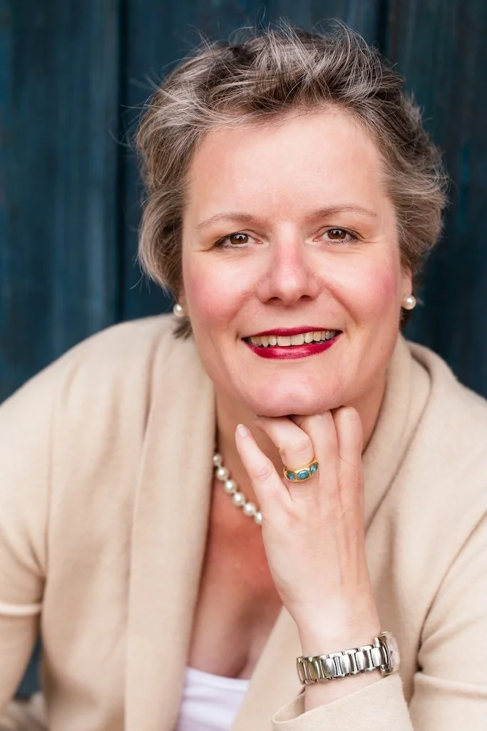 Porträt von Lydia und Laufleiste mit dem Wort "Finanz-Mentorin" dahinter