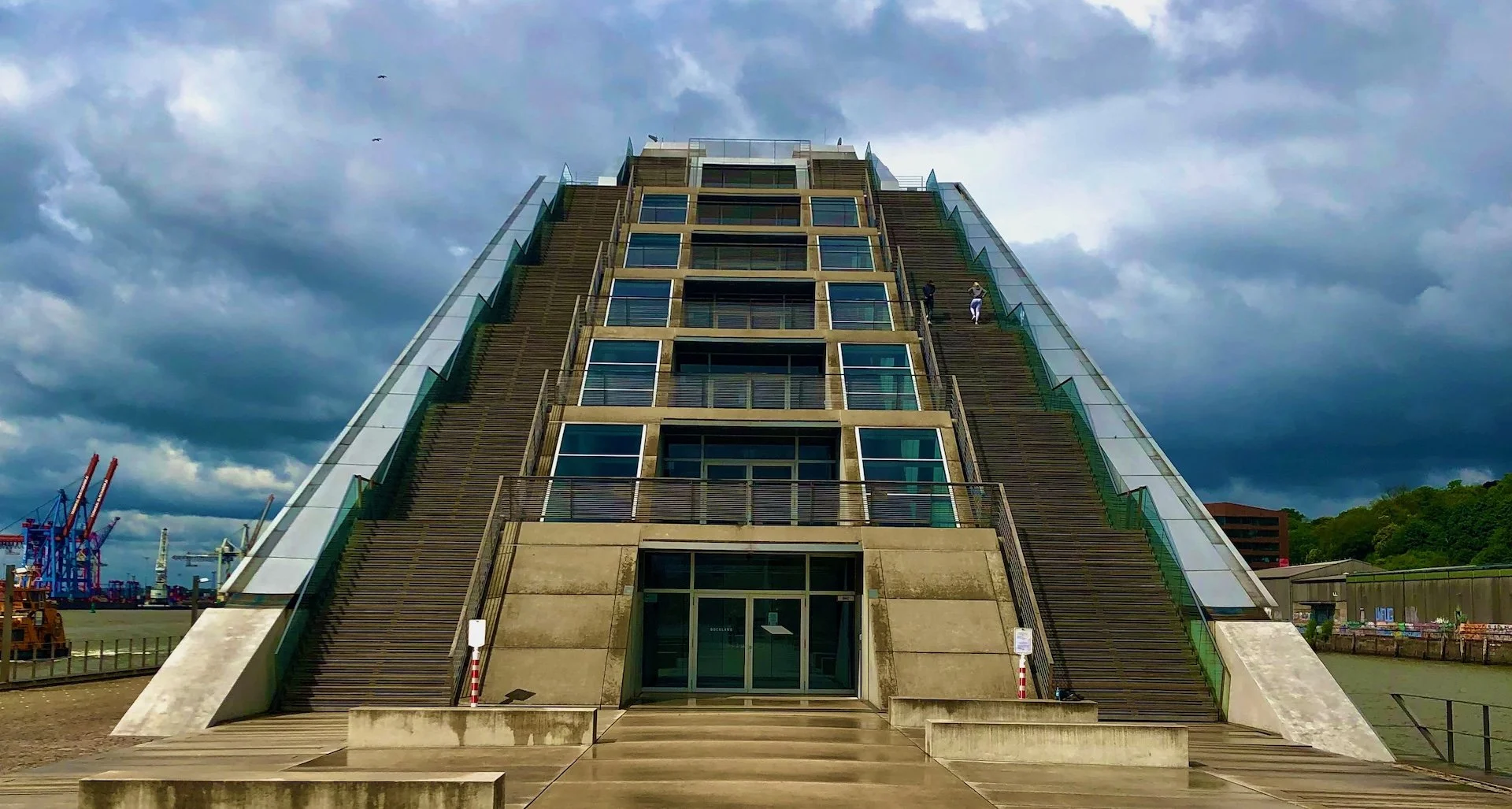 Treppen und Ebenen des Dockland-Gebäudes im Hamburger Hafen, Sinnbild für die Finanzarchitektur im Signature-Mandat