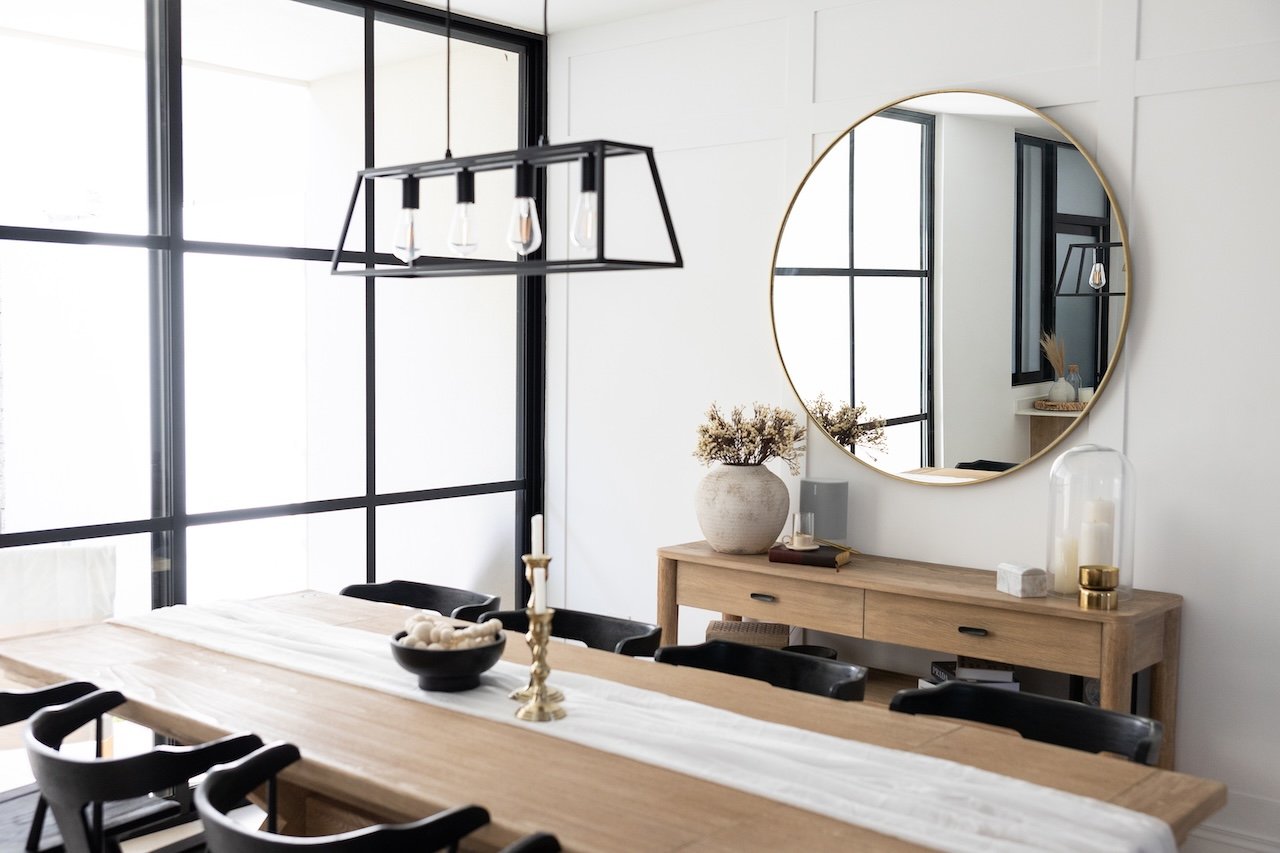 Moderner Tisch mit mehreren Stühlen entfalten eine Atmosphäre für eine vertrauensvolle Zusammenarbeit im Mentoring.