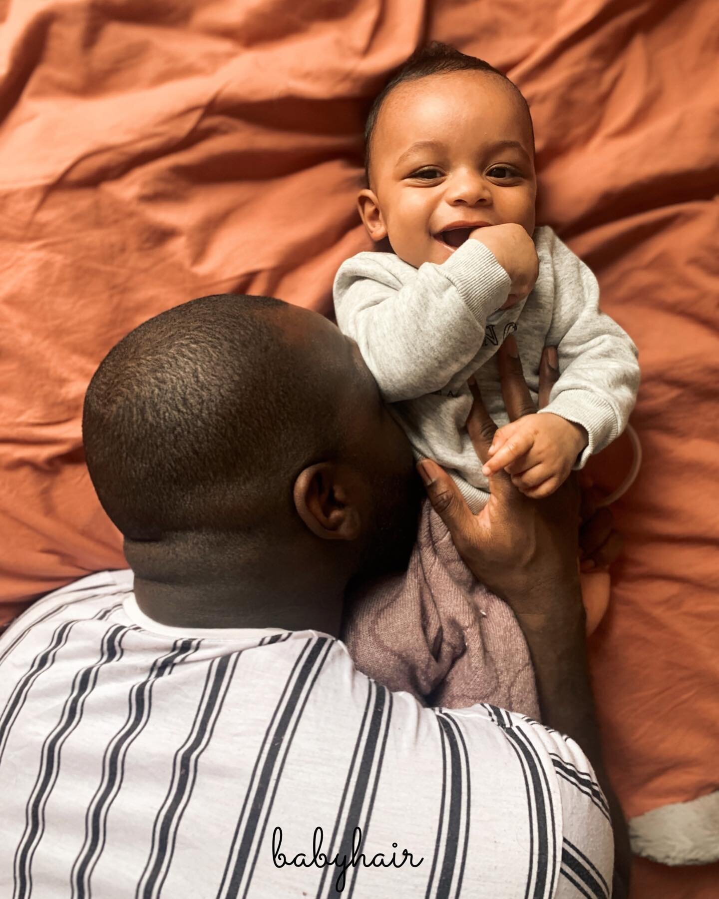 ☁️ Les papas sont des hommes ordinaires, transform&eacute;s par l&rsquo;amour, en h&eacute;ros, aventuriers, conteurs, et chanteurs de comptines ✨

#dad #papa #dadlife #papabear #silk #life #dadlove #baby #metisse #bebe #love