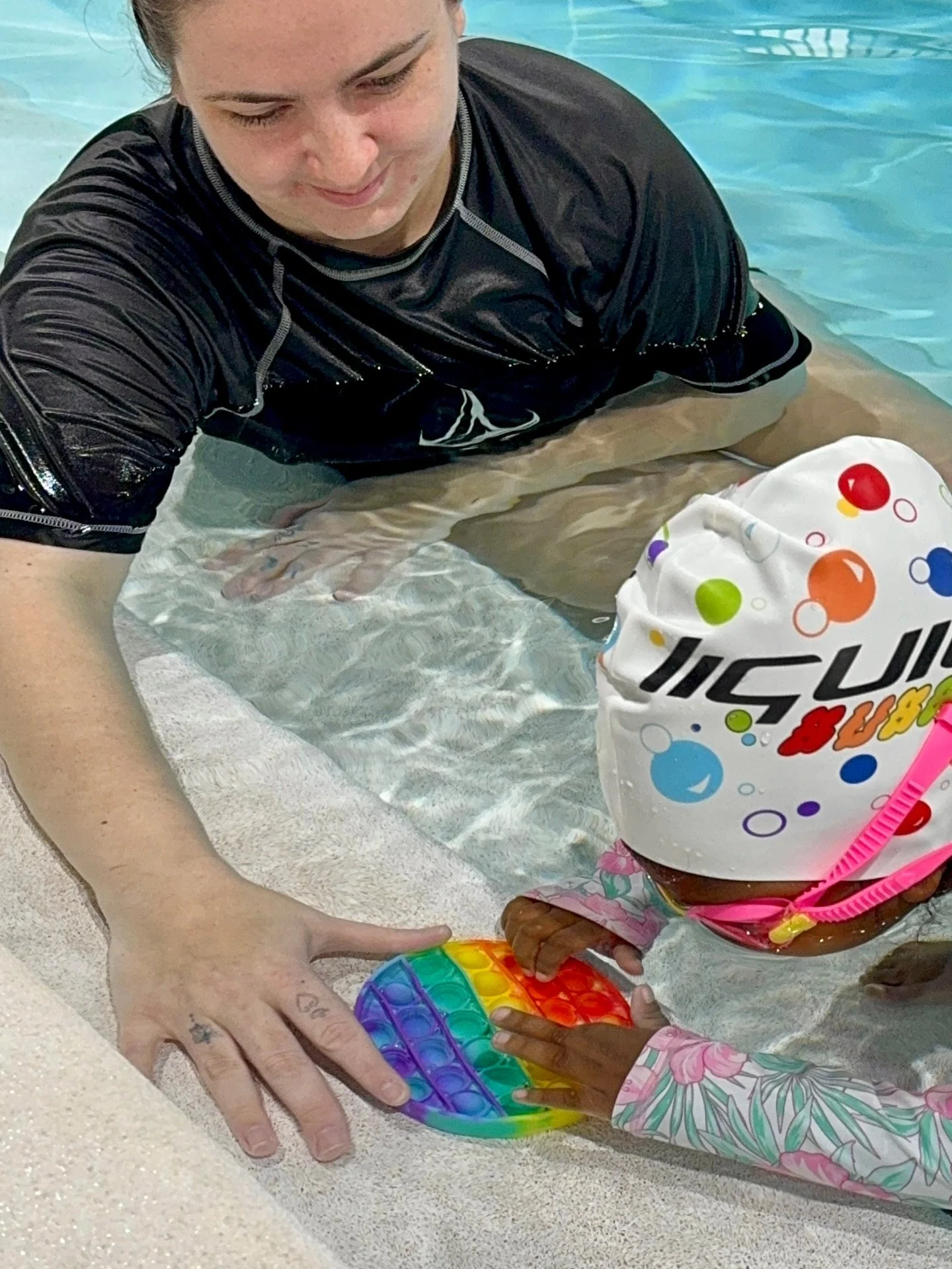 🫧 Pop, Pop, Pop&hellip; 1-2-3! 💦🩵

Using a pop-it on the steps is a playful, imaginative way to practice breath control in a safe, supported space. Through fun tools and gentle games, swimmers build confidence, work through fears, and begin explor