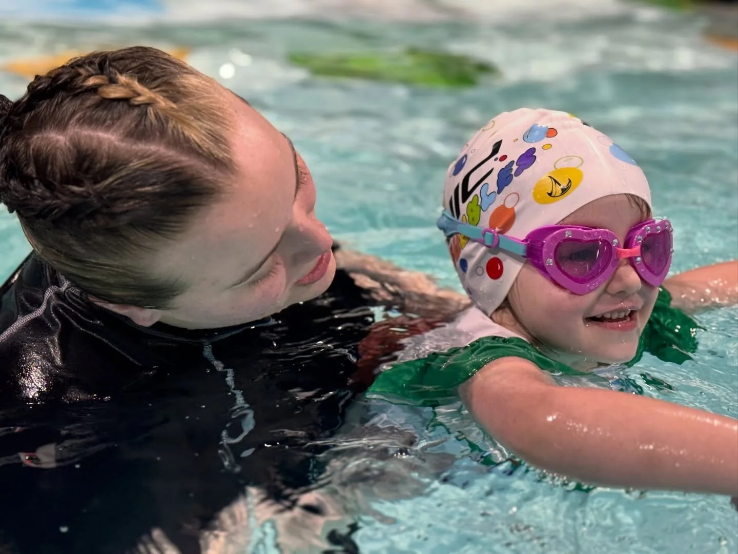 💗🎉 Today we&rsquo;re celebrating double the love &mdash; Coach Sarah&rsquo;s 1️⃣-Year Swimiversary and Valentine&rsquo;s Day &mdash; with gratitude, heart-shaped goggles, and big smiles.

For the past year, Coach Sarah has brought warmth, positivit