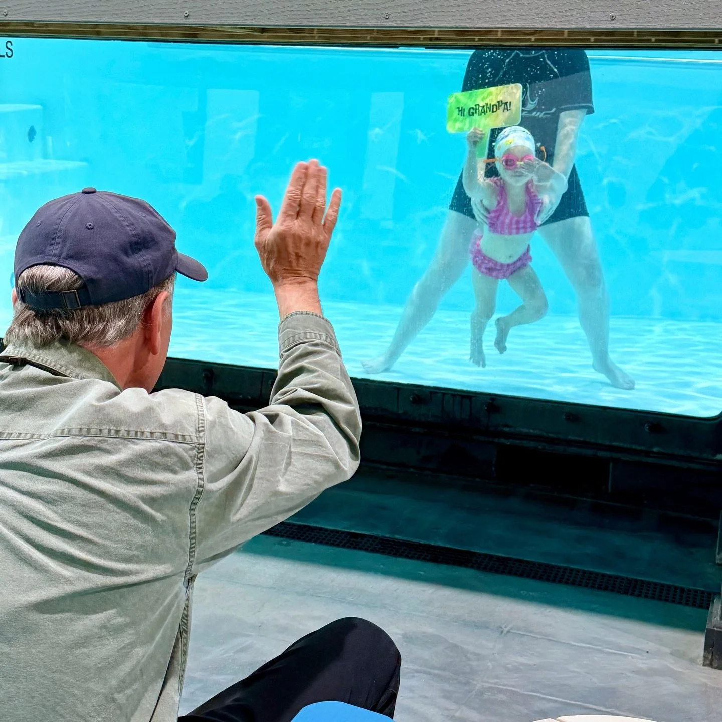 🩵 If this isn&rsquo;t just the cutest&hellip; A little wave to Grandpa through the window, holding her &ldquo;Hi Grandpa!&rdquo; sign. 🥹

The best cheer squad there is. 👋