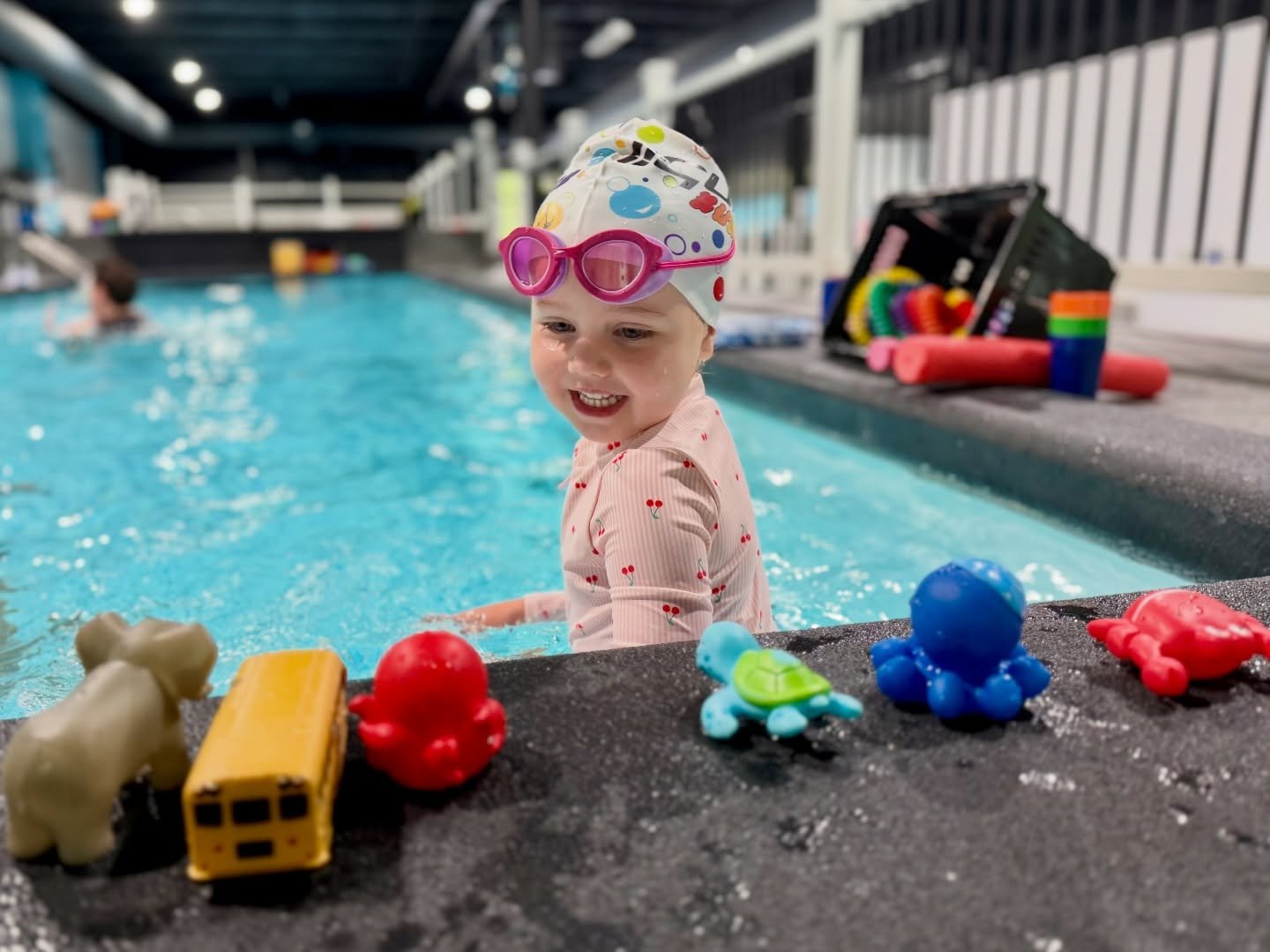 With her whole cheering section watching from the sidelines, this brave girl was feeling extra confident today ✨

Now for the biggest decision of the day&hellip;
Which &ldquo;friend&rdquo; gets tossed in the pool first? 😄🐢🐙🐘

#LiquidLifestyles #H