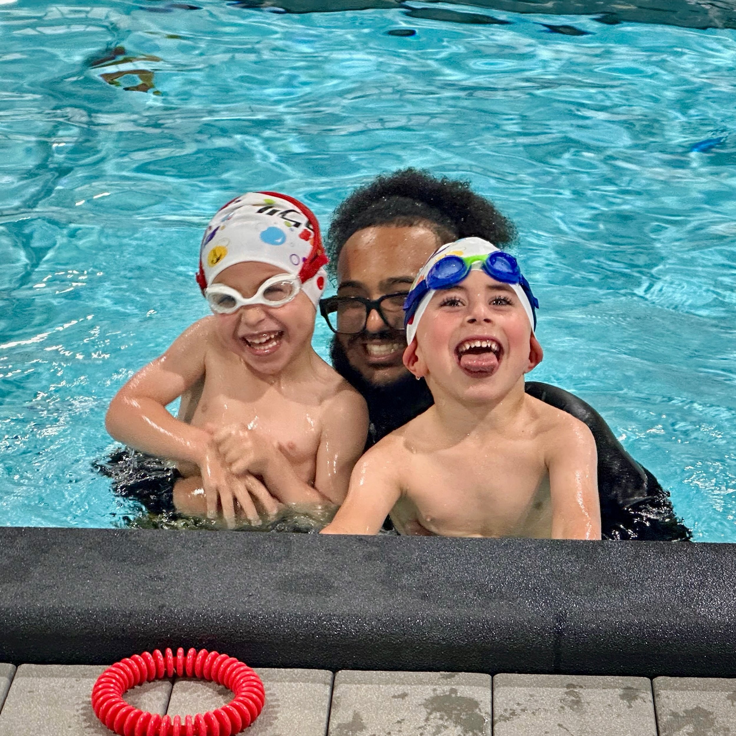 😄Grinning from ear to ear and being silly with your coach&hellip; because sometimes confidence grows best through laughter, play, and a little poolside fun.

#LiquidLifestyles #HappySwimmers #LearningThroughPlay 🩵 #LiquidBubbles