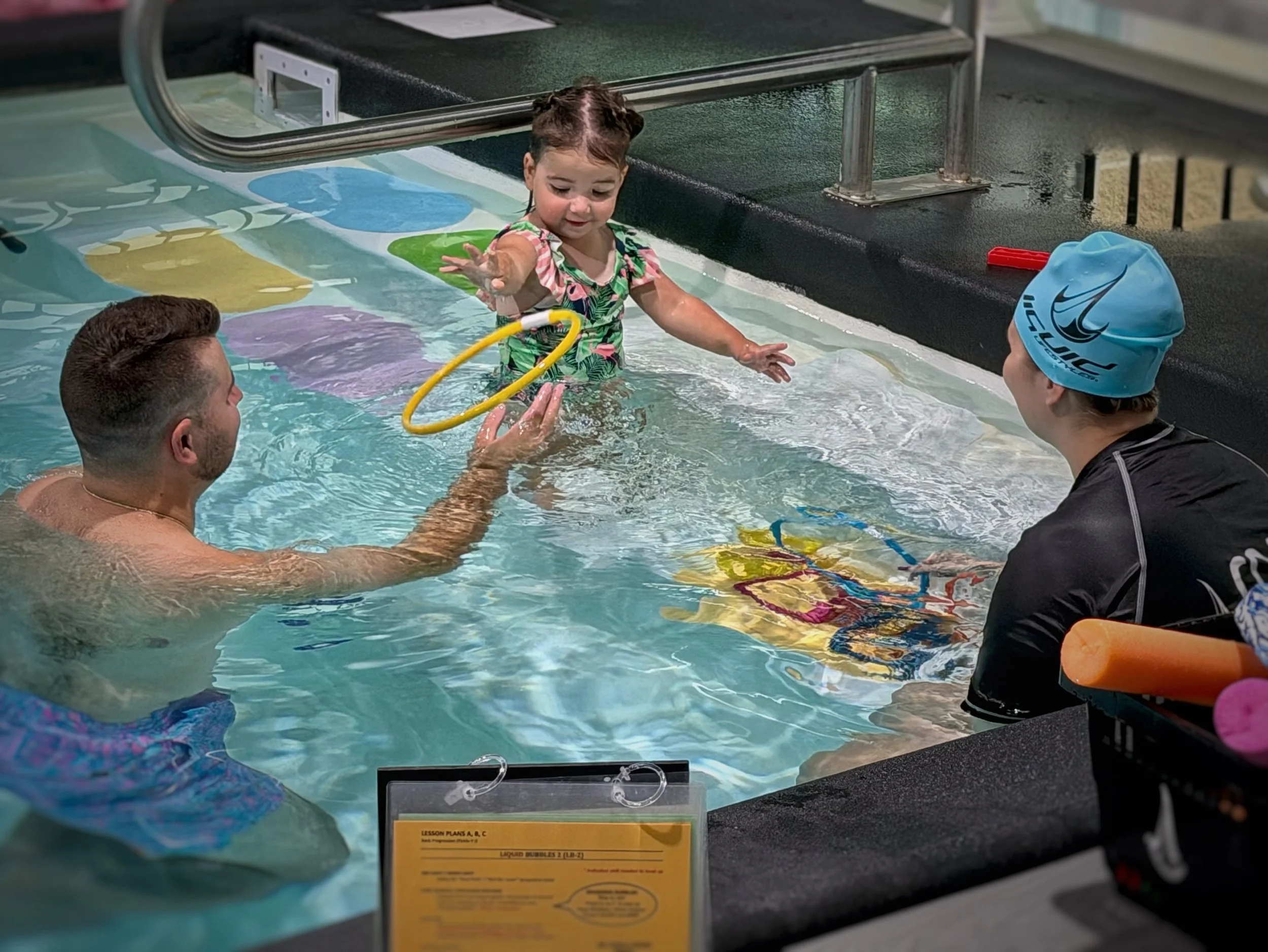 Pop-its, extra-large rings, supervised play on the steps and DAD!&hellip; the perfect recipe for learning, water exploration, and FUN! 💦🩵

In Baby Bubbles, colorful toys, different textures, and movement invite little swimmers to explore the water 