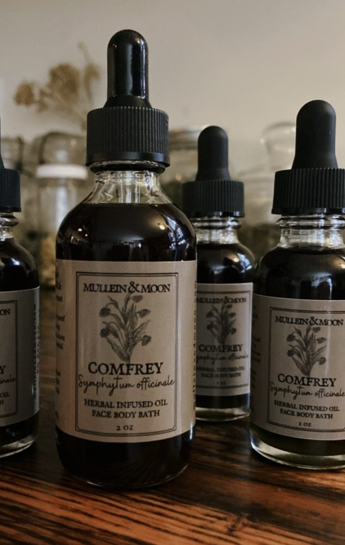 Comfrey herbal oil for soothing skin, promoting healing, skin regeneration, and reducing inflammation for cuts, bruises, sprains, and muscle pain.