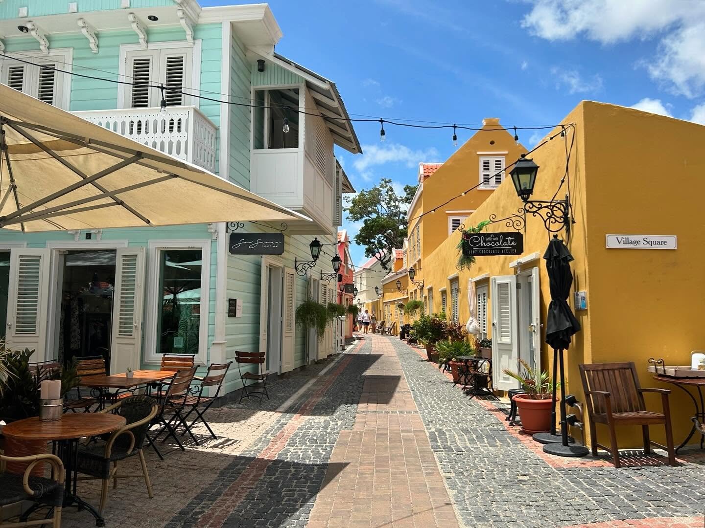 II CURACAO II

For et par uger siden sejlede vi sydp&aring; til ABC-&oslash;erne og landede p&aring; sk&oslash;nne Curacao. Det er hollandsk territorium, s&aring; huse, mad osv er en blanding af caribisk og europ&aelig;isk - vi troede n&aelig;sten vi