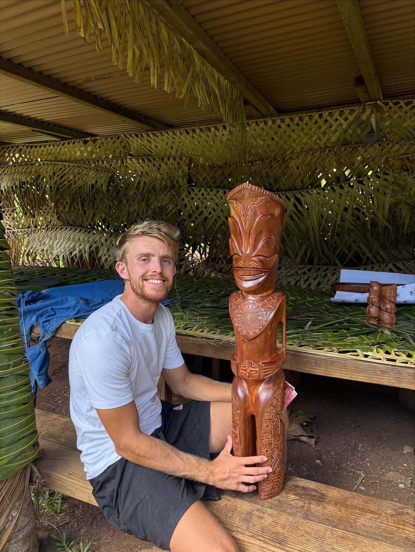 II TIKIER II

Fransk Polynesien er kendt for deres tikier, som findes b&aring;de i offentligheden, hjemmene og i befolkningens tatoveringer. Tikien symboliserer nemlig beskyttelse, og alt efter hvilke symboler der indgraveres i den, rummer den en mas