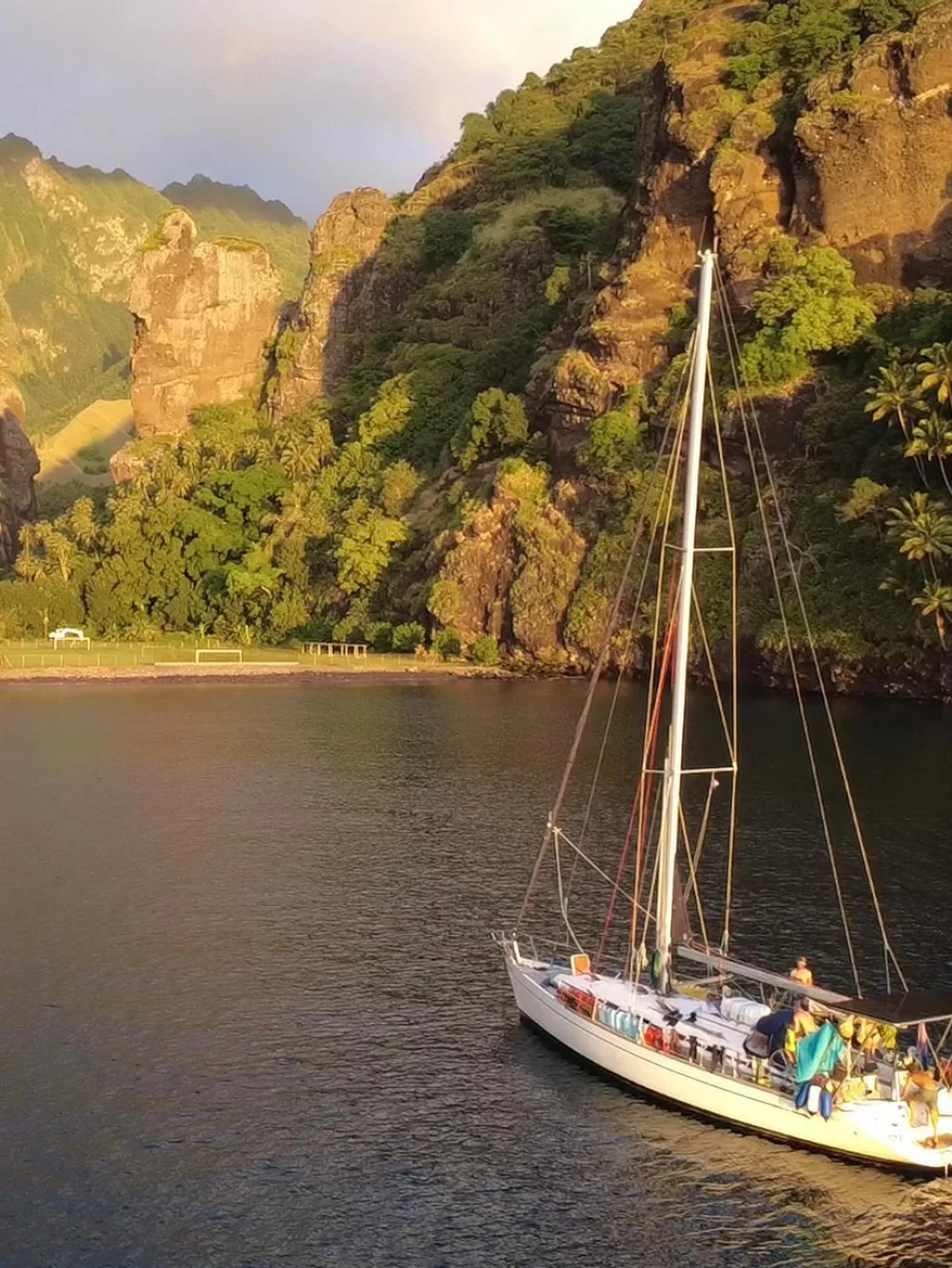II FATU HIVA II

Fatu Hiva er et af de steder vi har gl&aelig;det os allermest til at bes&oslash;ge p&aring; hele vores jordomsejling. Vi var her selv for fire &aring;rs tid siden, og nu hvor vi er tilbage f&oslash;les det n&aelig;sten hjemligt 🏠

V