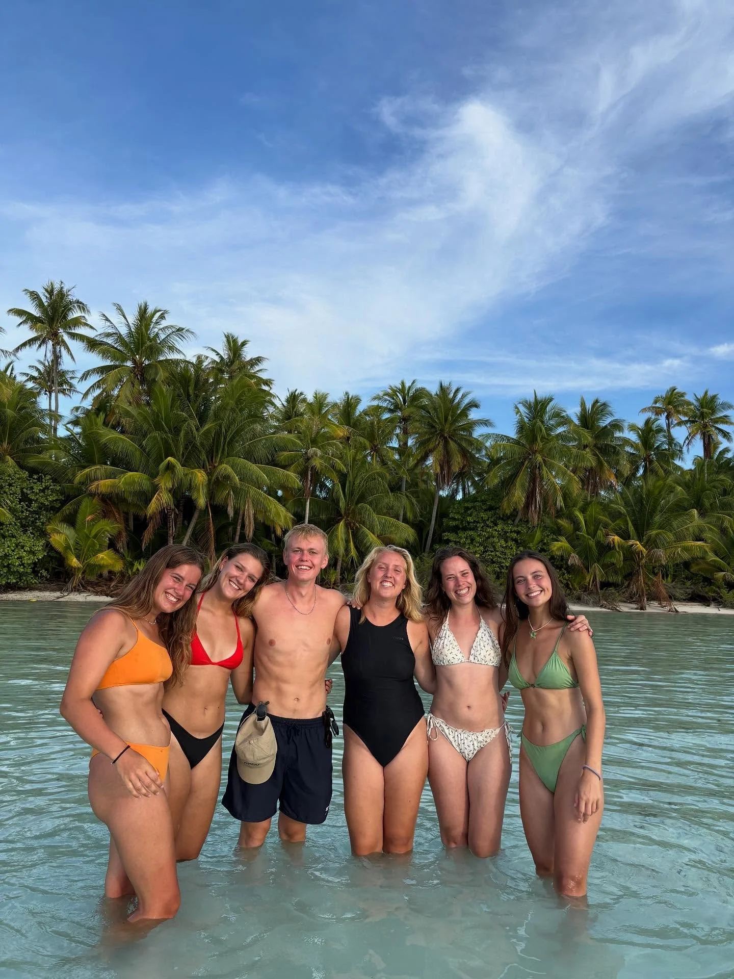 II FAKARAVA SYD II

Sidste uge blev brugt ved Fakaravas sydpas og Wall of Sharks 🦈 P&aring; trods af halvd&aring;rligt vejr, har vi haft nogle dejlige dage; Vi har dykket med hundredevis af hajer, v&aelig;ret p&aring; lagunetur, dyrket yoga p&aring;