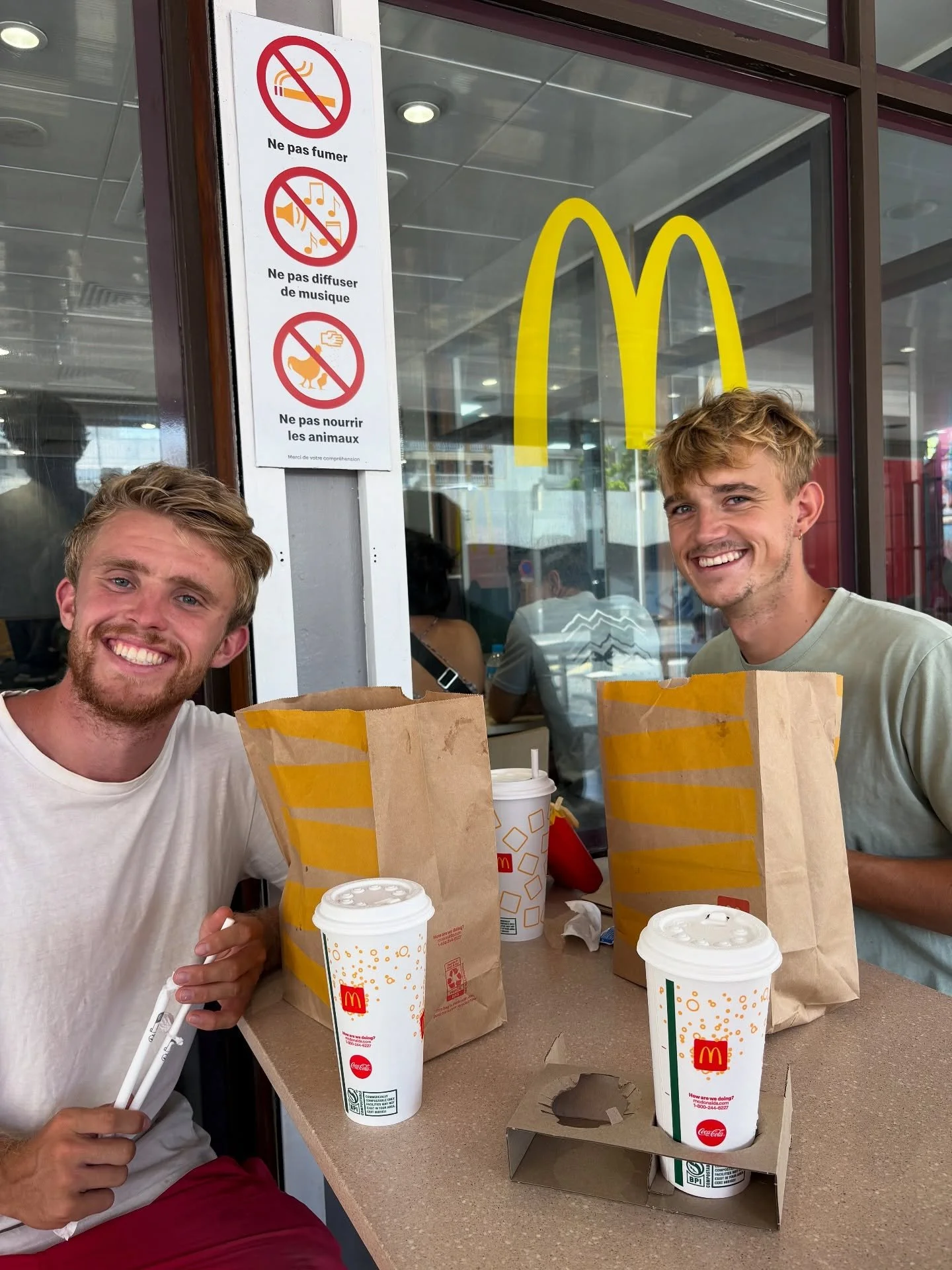 II TAHITI II

Tahiti har budt p&aring; et v&aelig;ld af forskellige ting: b&aring;darbejde, scooterture, surfing, bes&oslash;g ved den olympiske b&oslash;lge, togtskifte, proviantering - og m&aring;ske vigtigst af alt et par ture forbi Mc Donalds 😉 