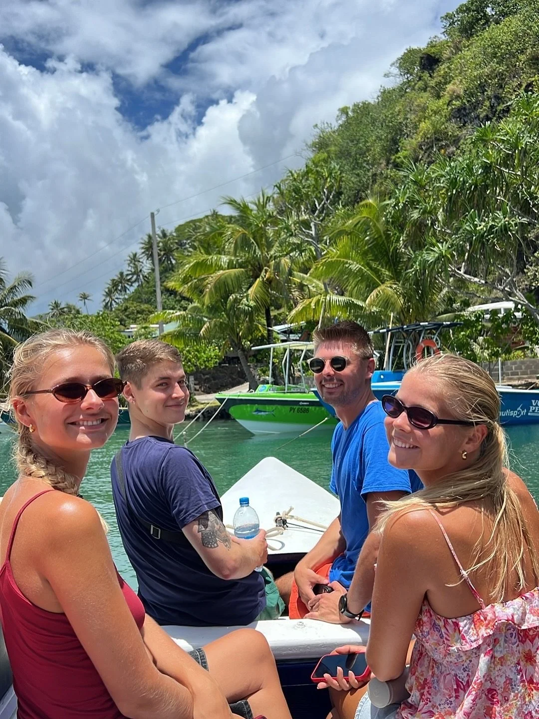 II HUAHINE II

En lille uges tid er brugt ved Huahine, en af Selskabs&oslash;erne. Vi, Simon og Christian er g&aring;et i gang med et stort, men tiltr&aelig;ngt projekt: Nemlig at skifte teak fugerne p&aring; hele Momo. De er ved at blive m&oslash;re