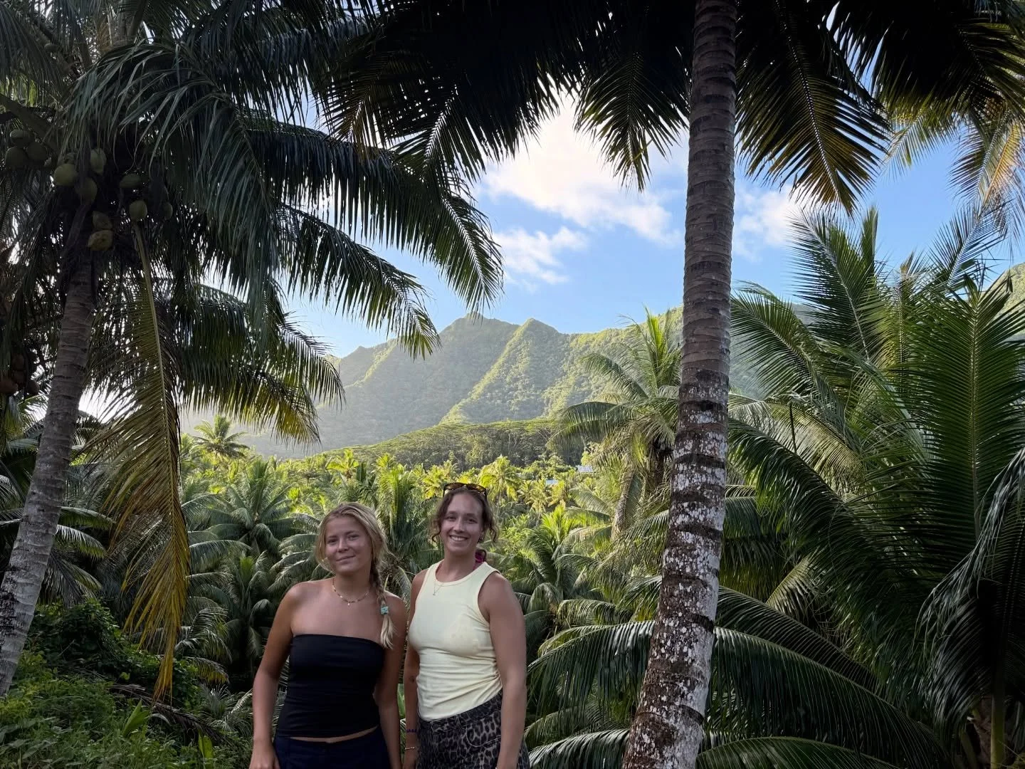 II TAHA&rsquo;A II

Efter et par regnvejrsdage fik vi endelig solen tilbage - og det udnyttede vi til at k&oslash;re Taha&rsquo;a rundt! 🛵🛵

Her fik vi set lidt af &oslash;en og blandt andet bes&oslash;gt danske Vanilje-Brians vaniljefarm. Lidt sjo