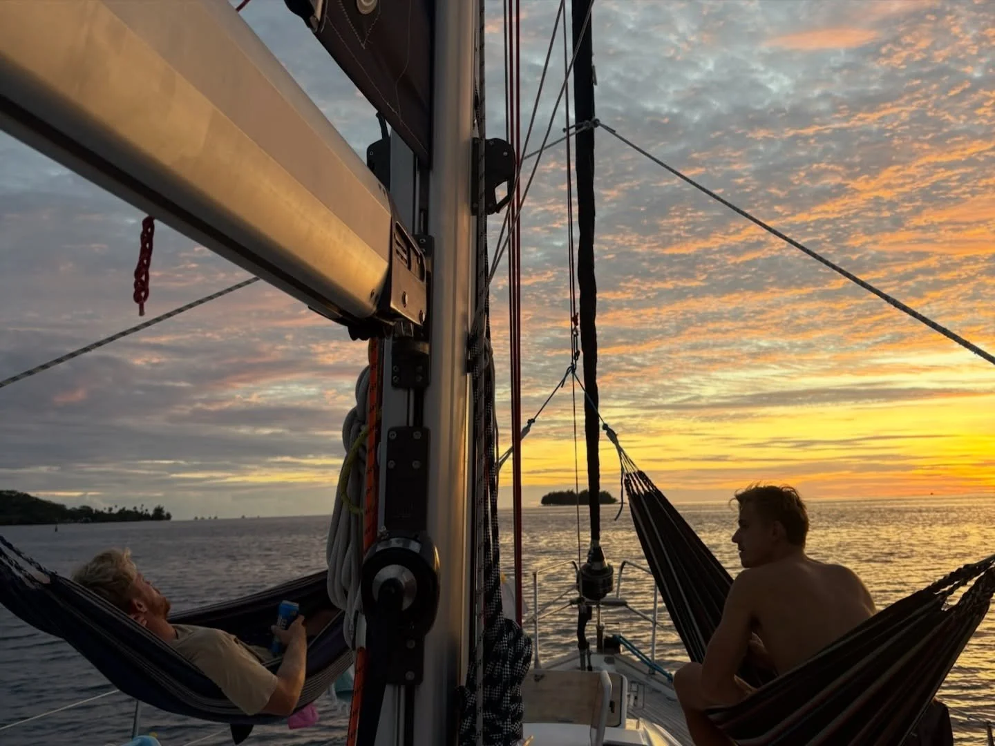 II BORA BORA II

En lille uges tid er g&aring;et p&aring; Bora Bora. Vi har f&aring;et solen tilbage og nydt strandene, vandet og solen. Vi har dykket med en masse plettede eaglerays, cyklet &oslash;en rundt og hiket til toppen af &oslash;en 🏞️🥾🤿?