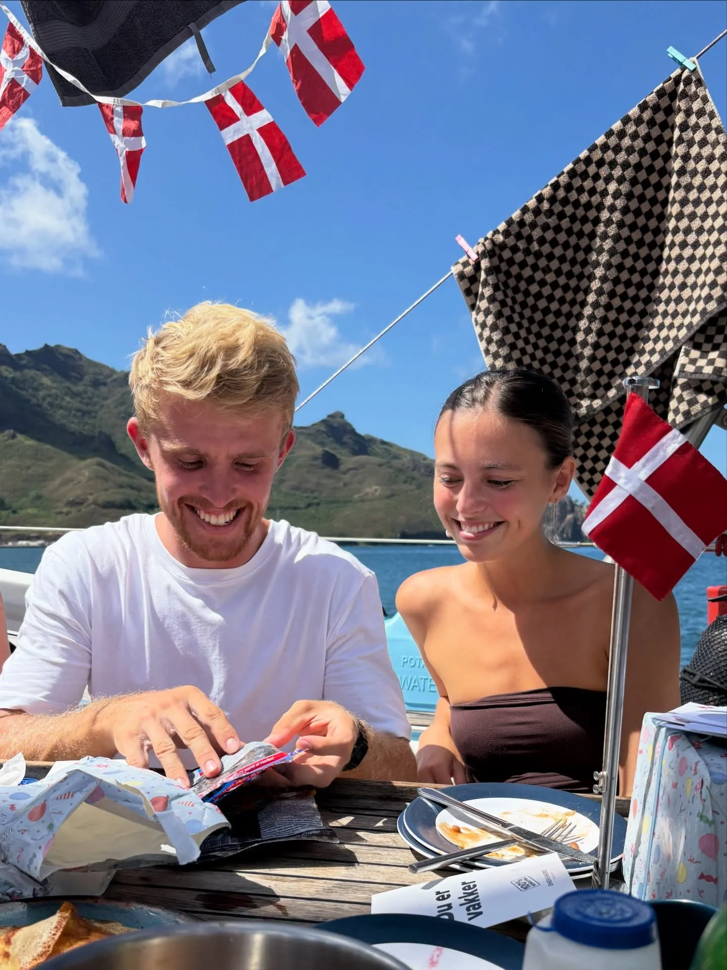 II F&Oslash;DSELSDAGE P&Aring; MOMO II

Vi elsker n&aring;r nogle ombord har f&oslash;dselsdag mens de sejler med os! For her p&aring; Momo, bliver man fejret med man&eacute;r 🇩🇰 og det er alts&aring; uanset om vi ligger i en ankerbugt eller midt u