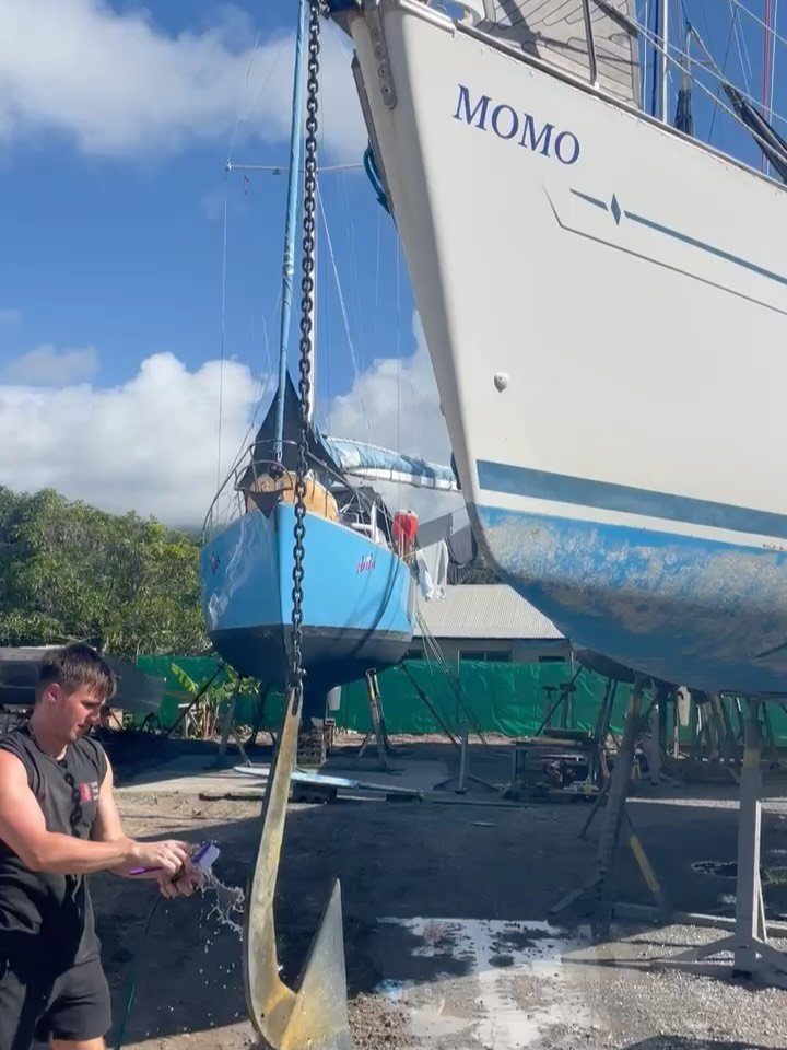 II MOMO P&Aring; LAND II

S&aring; blev det tid til at f&aring; Momo p&aring; land igen. Vi skal blandt andet have slebet og malet vores bund, da den p&aring; Stillehavskrydset mistede en del maling og derfor har f&aring;et noget tr&aelig;ls begronin