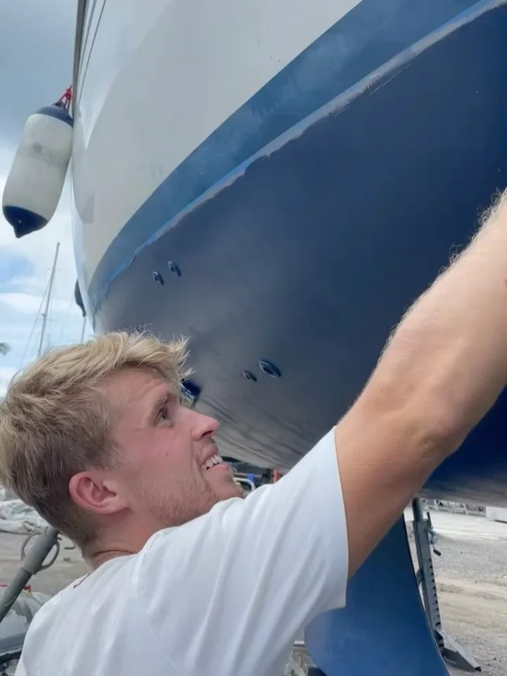 || MOMO P&Aring; LAND PT 2 ||

I fredags fik vi Momo tilbage i vandet efter fem dage p&aring; land. Den har sl&aring;et p&aring; slibning, maling, reparationer, kolde &oslash;l, god musik og h&oslash;jt hum&oslash;r! Men n&oslash;j hvor vi gl&aelig;d