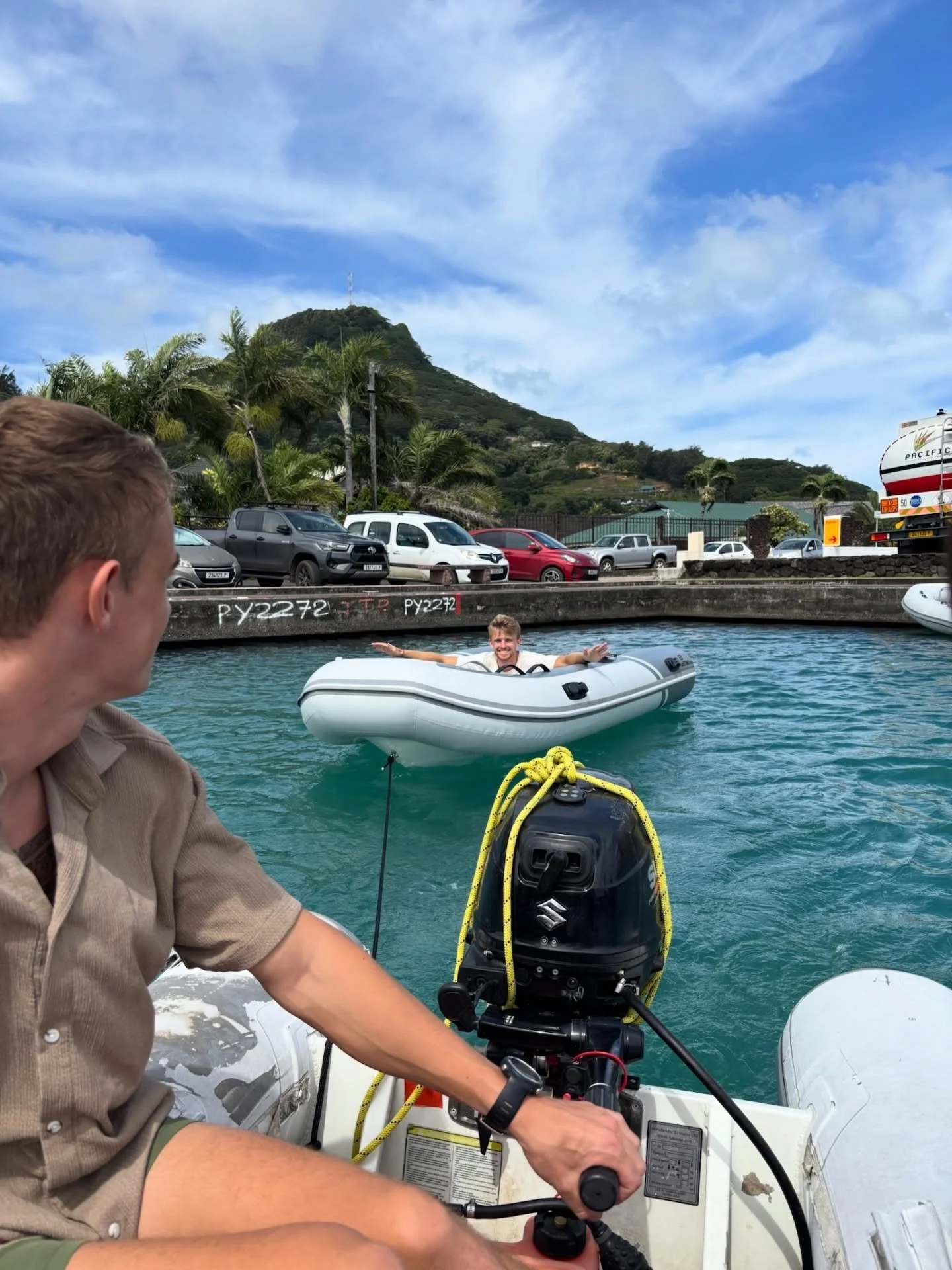 || NY DINGHY ||

Vi har f&aring;et ny dinghy ombord p&aring; Momo! Mega fedt, dog knap s&aring; fed historie bag 🙃

Vores gamle dinghy har det sidste stykke tid vist tegn p&aring; udskiftning - og vi har fors&oslash;gt at lappe og reparere hende. Me