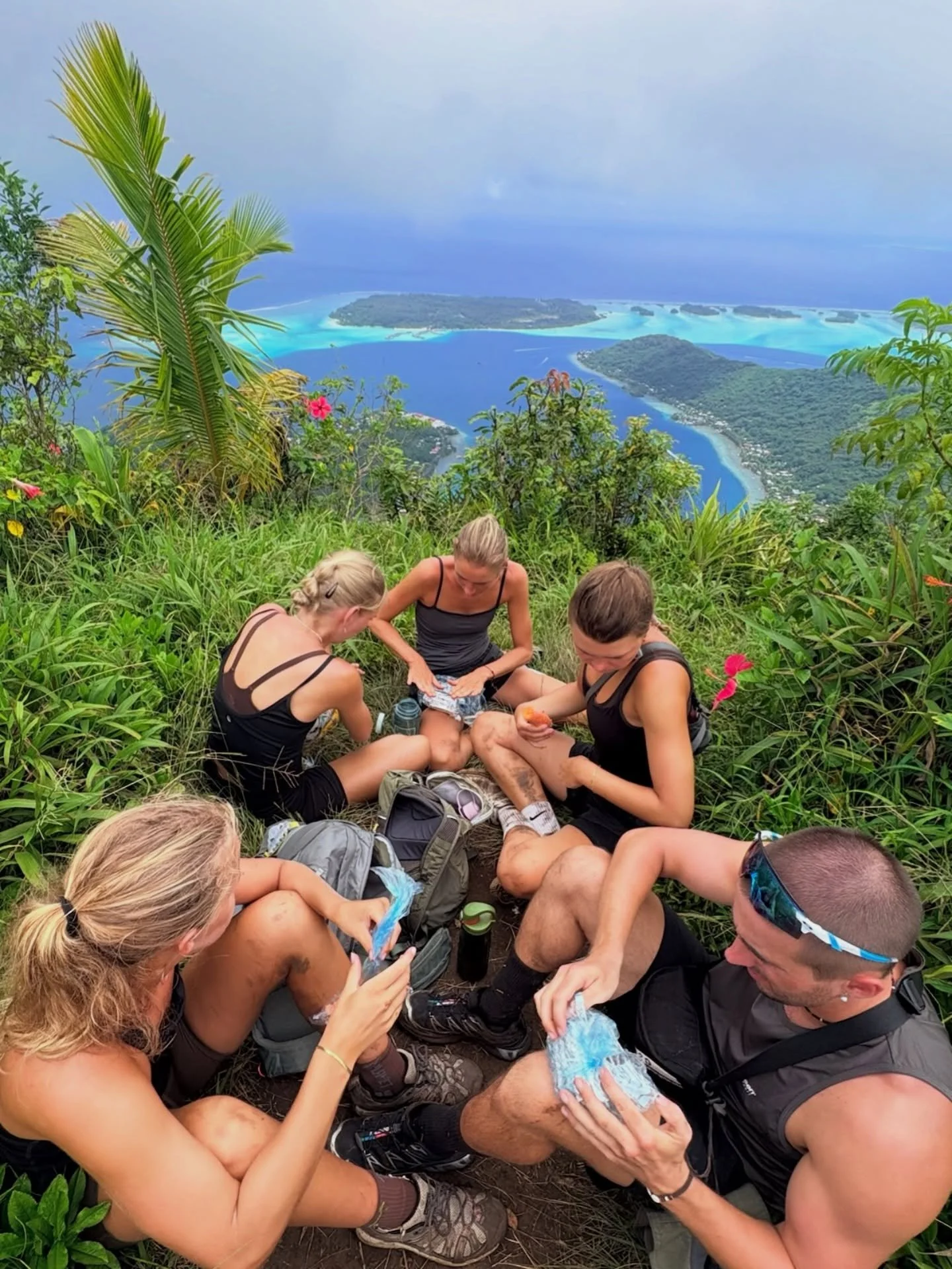 || P&Aring; TOPPEN AF BORA BORA ||

For nogle dage siden hikede vi til toppen af Bora Bora. En mega fed tur, vi efterh&aring;nden har g&aring;et nogle gange, som dog var lidt h&aring;rdere end vi huskede 😅 

Men med snacks, godt hum&oslash;r og sama