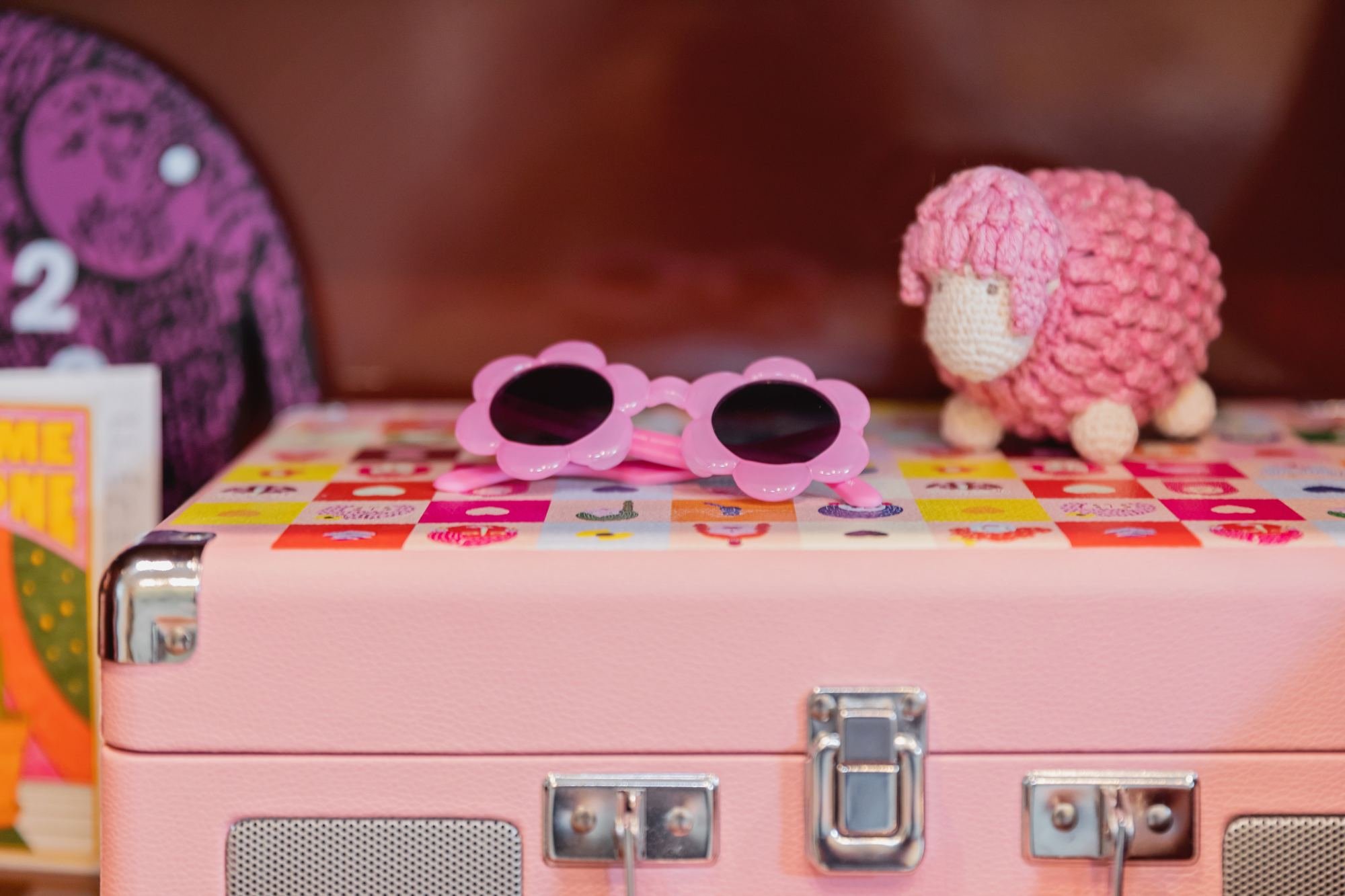 playroom-shelf-styling-pink-record-player.jpg
