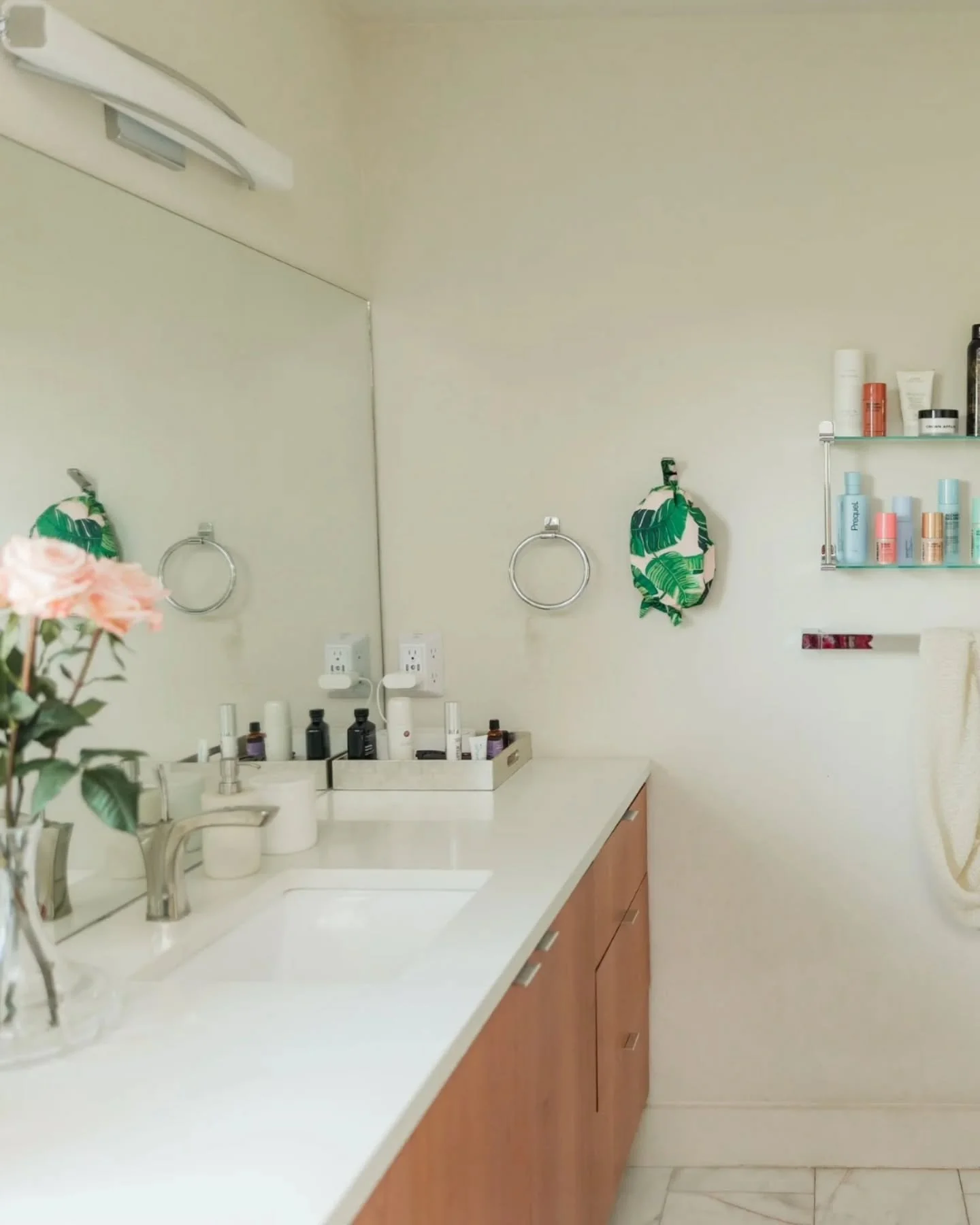 A full bathroom refresh we&rsquo;ve been so excited to share ✨

We transformed the open center cabinet space of this his-and-hers bathroom into beautiful custom drawers, instantly making the entire space more functional and more elevated.

Our acryli