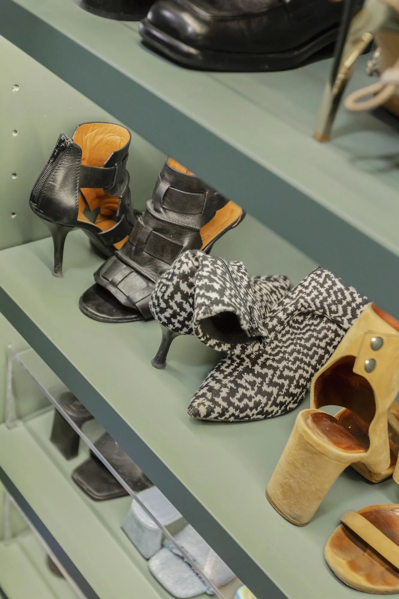 designer-heels-display-green-closet-shelf.jpg