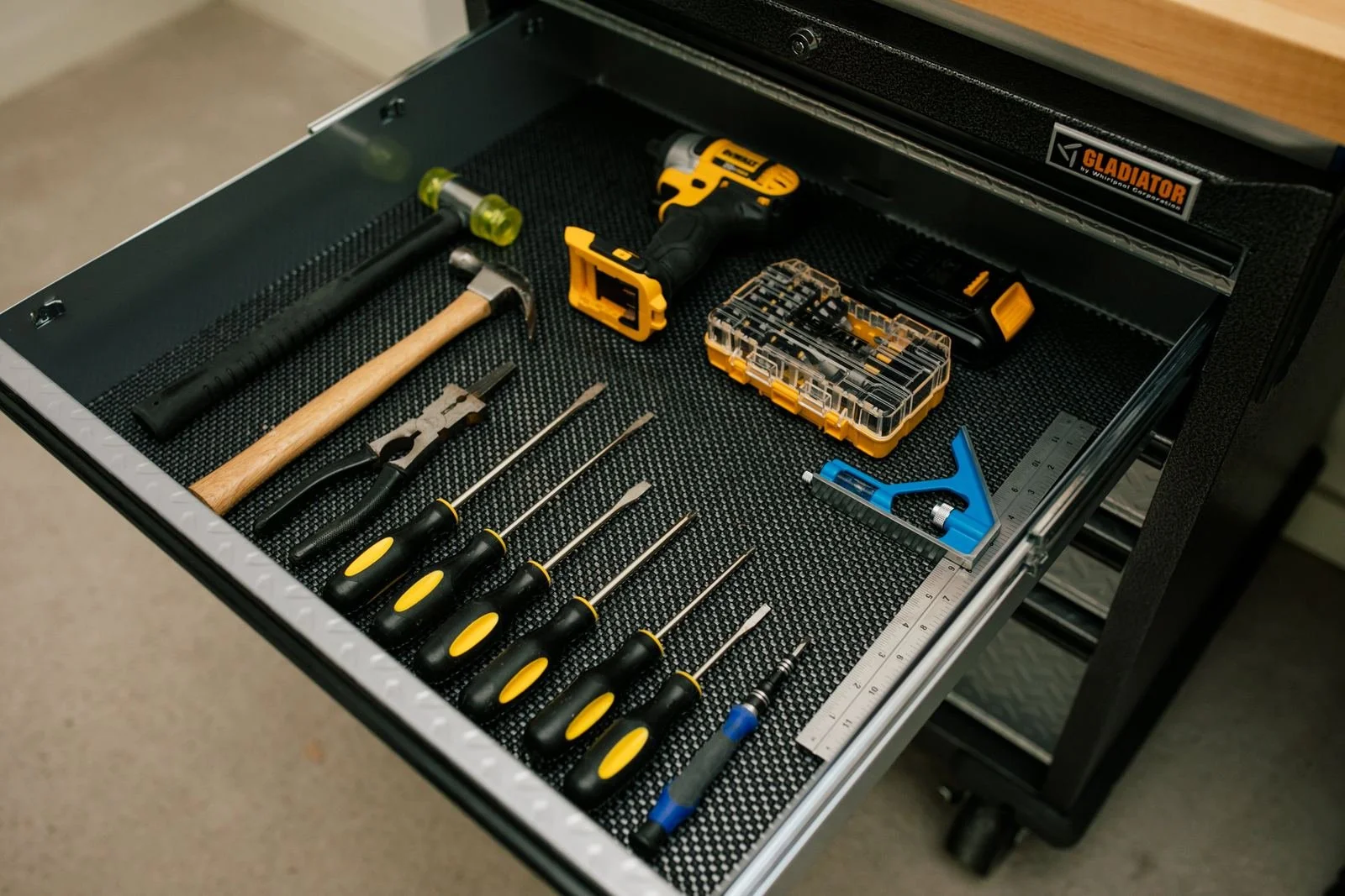 organized-tool-drawer-rolling-tool-cabinet.jpg