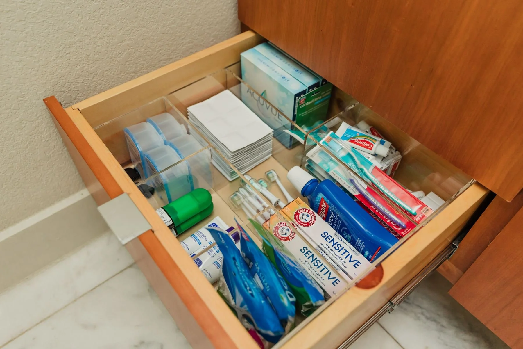 bathroom-drawer-organization-toiletries-acrylic-dividers.jpg