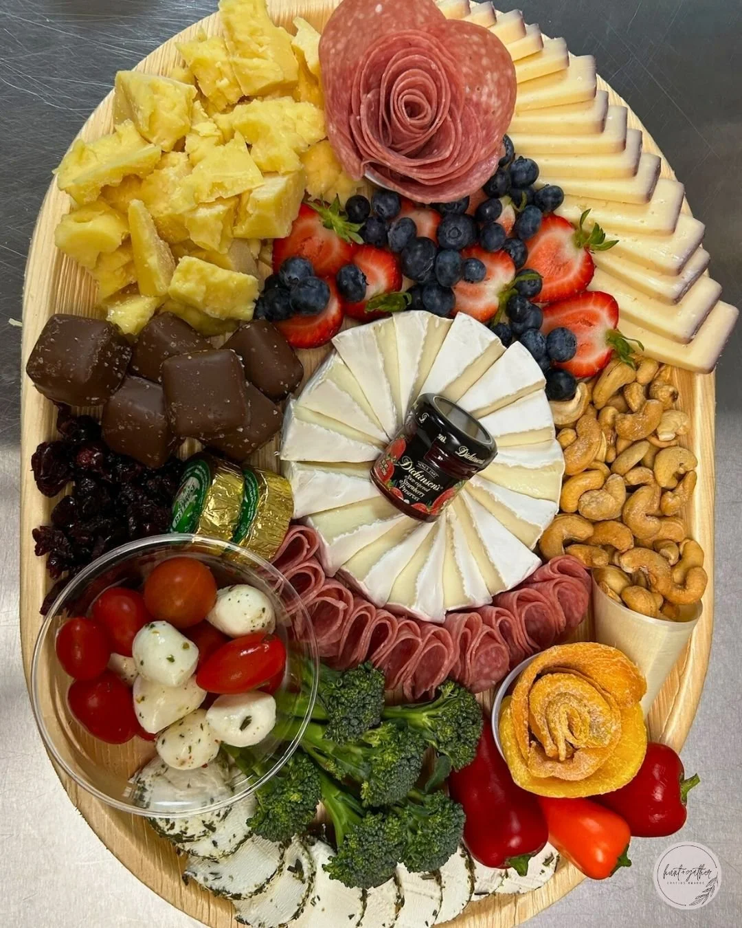 Our Small Oval Gathering Board is the perfect fit for your next get-together! Available in Traditional, Dessert, Brunch, or Build Your Own Sandwich 🧀

#HuntAndGatherGrazing #Charcuterie #SmallBusiness #DowntownLaCrosse