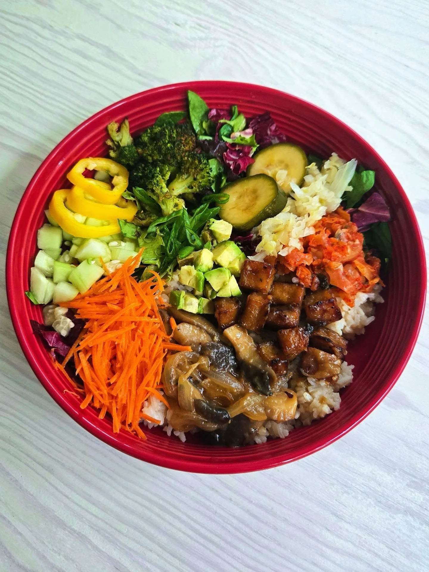 Spicy Rainbow Veggie Bowl

While I definitely wish summer was going to last a few more weeks, these cooler temps mean that I can enjoy eating on the patio. Eating in the glow of the golden hour somehow makes everything taste better.

The sunlight mak